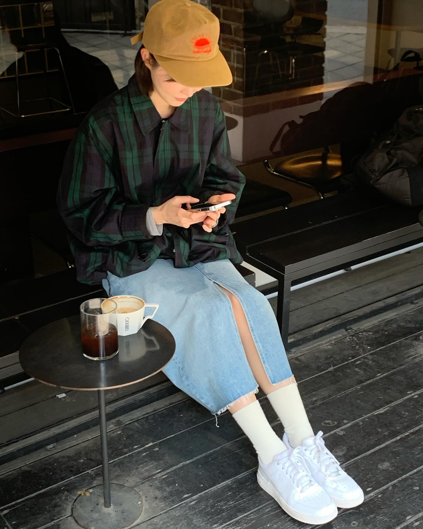 .
이날 병원을 갔어야 했는데,, 주말이라 감기잡을 타이밍을 놓쳤다. 나는 아직 봄맞이할 준비가 제대로 안된 것 같은데 꽃들은 활짝 피어나고 길거리에 사람들은 벌써 아이스커피를 들고 민소매를 입고다니네.
