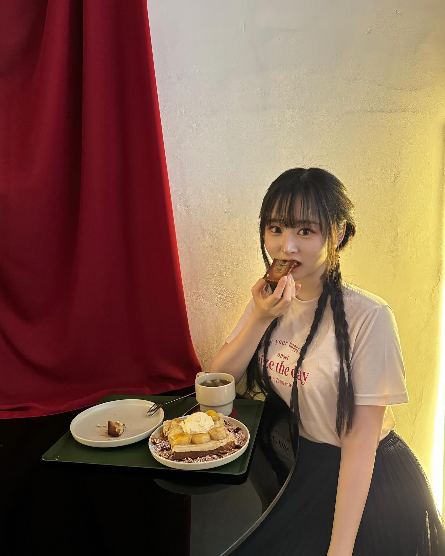 디저트는 너무 맛있어💛🧡
땋는 머리가 다양하게 유행하는 요즘, 머리가 지겨워서 
이것 저것 스타일링 해보는데 추천 받습니당 ~ 💇🏻‍♀️ 
.
맨 뒤는 영상 📽️ 
냠냠 맛점하세여 요즘 몸에 힘이 없어 ㅠㅠ 
#점메추 한우사골능이버섯닭곰탕 크어어 죽인다 👍🏻 
.
.
#반신샷 #성수팝업 #성수동카페 #피넛버터바나나 #서울핫플 
#패션 #오오티디 #맛점