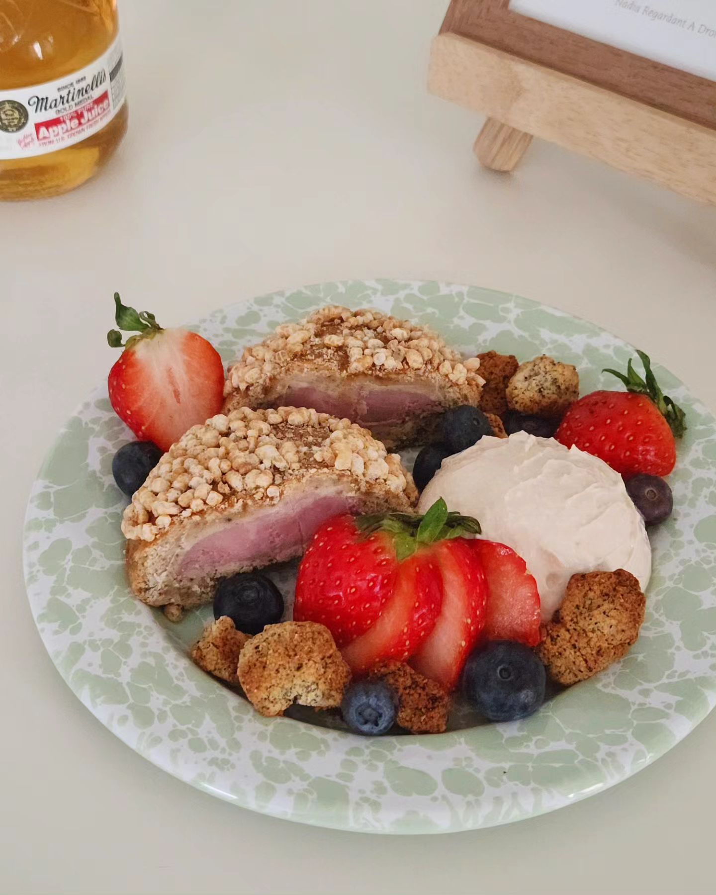 #제품제공 

‧브론토 딸기 한과쿠키 🍓(bronto_vegan)
‧🐻 #베어그릭스 #고소한비건유산균 🫛 (bear_greeks) 

매일두유 99.89 950ml 한 팩에, 베어그릭스에서 새로 나온 두유전용 
비건 유산균 한 포 넣고! 요거트 메이커 46도 7시간 윙윙✨️해 준 다음, 
#꾸덕메이커 누름판 사알-짝 누른 상태로만 14시간 냉장보관 해두니
딱 사진처럼 나왔어요💚 이제 스프링 끼워두고 더 꾸~덕하게 만드는 중🫶🏻

예전에 타 비건요거트 유산균 써 봤었는데, 그 특유의 늘어나는 찐득거리는
질감 혹시 아시나요?🥹 뭐 잘 걸러지지도 않구, 시큼한 맛이 너무 진해서
먹기 불편했었는데🤢 베어그릭스 제품으로 만든 요거트는 꾸덕메이커로도
잘 걸러지구! 맛도 시큼함없이 꼬숩~함 가득 차 있는 맛,,, *₊˚‧🩷

맛이 꽉꽉 농축된 너낌이랄까? 풍미가 진해서 그냥 퍼먹어도 맛있어요,,🤤
당분간 주구장창 #두유요거트 먹을 예정! 🫛💚🫶🏻

그리고, #브론토 설 에디션에 있던 비건쿠키 중 하나! 안에 비건딸기크림치즈
들어있는데 상콤하고 옴총 달달~해요🍓 꾸덕한 쿠키지 식감도 역시 말모,, 
바삭한 식감의 한과 쌀과자 토핑도 매력있쨔냐,,, 🙆‍♀️ 

그나저나, 딸기랑 핑크 어쩌고 있으니까 괜히 발렌타인느낌 나구 뭐,,✨️💭🩷

-