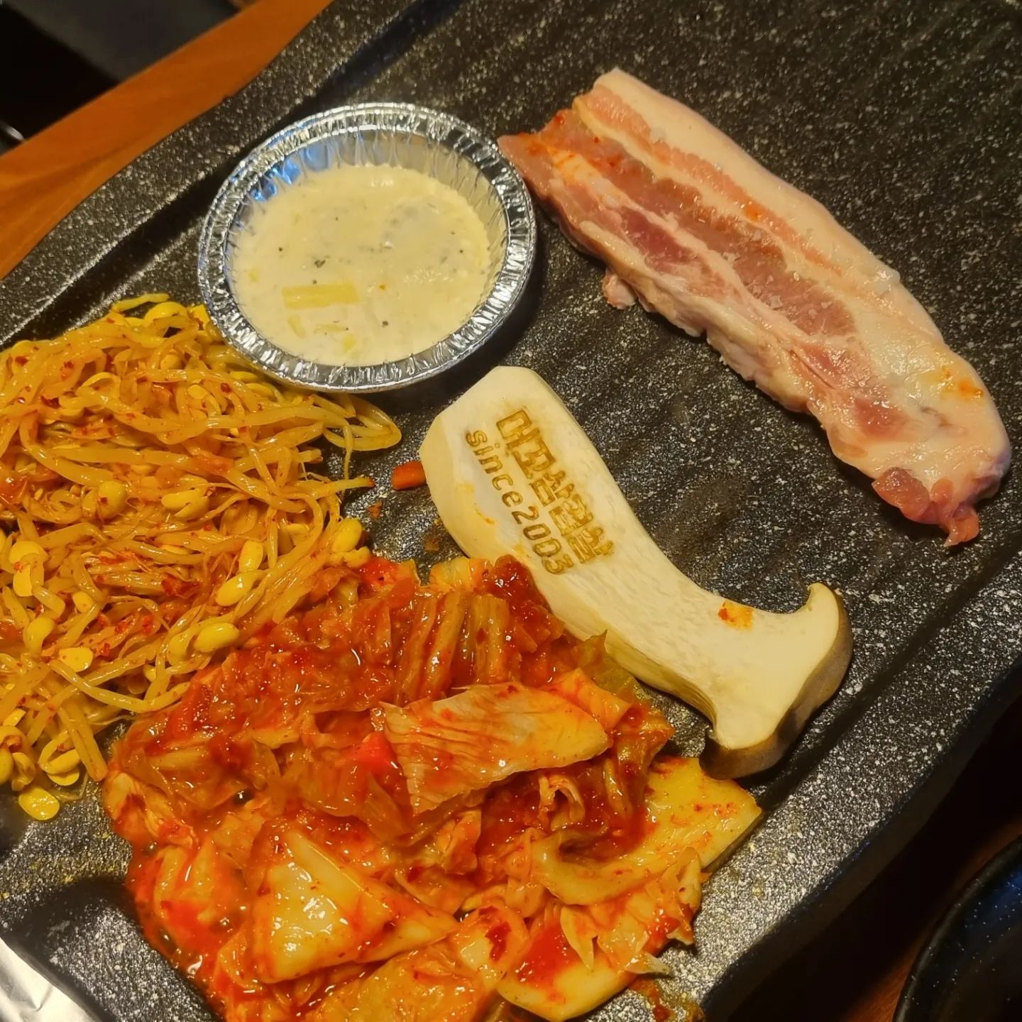 #동성로고기맛집 머꼬삼겹살 다녀왔어요!
2003년부터 그 자리 그 맛을 유지해오고 있는 맛집으로
언제가도 맛있는 삼겹살을 맛볼 수 있답니다🐷
삼겹살 종류도 다양해서 색다른 삼겹살도 맛볼 수 있어요!! :)

#대구삼겹살 #대구동성로삼겹살 #대구동성로맛집 #대구동성로고기집 #동성로맛집 #동성로고기집