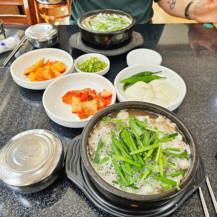 #우리동네맛집

굴화에 처음 이사왔을 때
너무너무 맛있게 먹었던 국밥집

울산 사람들 중에
#남도돼지국밥 모르는 사람 없을 듯

건더기가 푸짐해서 먹을게 많아서 좋다.
순대국밥 시킬땐.. 올순대로 시켜야지ㅠ

사장님, 맛보기수육 좀 팔아주세요.
일반 수육은 양이 너무 많아요 ㅠ

#울산국밥맛집
#울산돼지국밥맛집
#울산순대국밥맛집
#울산굴화맛집
#울산무거동맛집