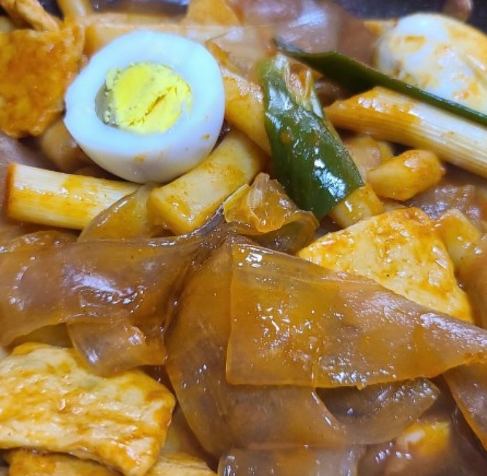 #협찬 #떡볶이 #하뚜핫뚜떡볶이 

매콤하게 맛있는 떡볶이가 생각날 때 💭
다시찾은 🔎🔎🔎

🌶️ 하뚜핫뚜떡볶이 🌶️

✔️ 414만 유튜버 도로시가 PICK한 맛도리 떡볶이

👏 4가지 매운맛으로 즐길 수 있어요 👏

〰️ 달콤한 맵기 : 기본 소스만
〰️ 신라면 맵기 : 매운 양념장 1/3
〰️ 틈새 라면 맵기 : 매운 양념장 2/3
〰️ 불닭 맵기 : 매운 양념장 3/3

👤 매운걸 못먹는 분들부터 잘 드시는 분까지 👤
모두모두 맛있게 즐길 수 있답니다 

으슬 으슬 추운 날씨에 💨💨💨
하뚜핫뚜 떡볶이가 딱이죠 🙌

.
.
.

👩‍🍳 레시피 👩‍🍳
🌶️ 신라면 맵기 ( 기본 소스 + 매운 양념장 1/3)
🍜 당면 추가 ( 패키지 구성 )
🥚 계란 추가

.
.
.

➿ 매콤한 냄새가 식욕을 불러일으키는 핫핫떡볶이 ➿

🍎 캡사이신 없이 국산 과일 | 채소와 🥕
3일 저온 숙성으로 만들어진 단맛을 느낄 수 있다고 해요 

저는 계란만 추가로 넣었지만 🥚
라면 사리 | 어묵 | 대파 등 곁들일 수 있는 재료를 듬뿍 넣어
맛있게 즐겨보세요 🍽️🍽️🍽️

#광고 #매운떡볶이 #로시떡볶이 #도로시떡볶이 #도로시멍찌 #남양주떡볶이맛집 #안매운떡볶이 #어린이떡볶이 #중국당면 #하뚜핫뚜떡볶이
