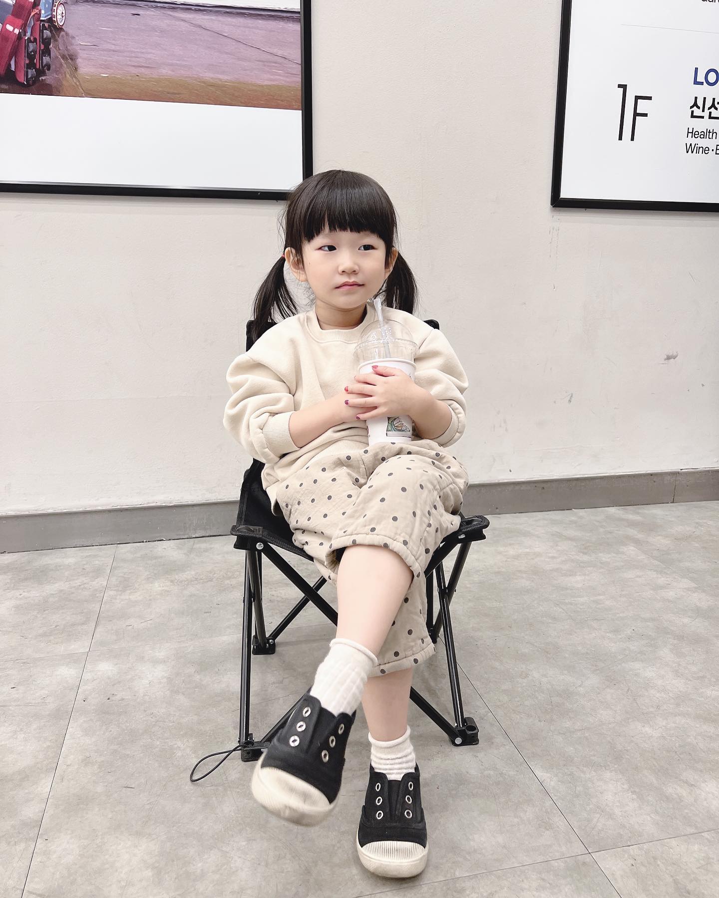도도하네...
작년까진 진짜 공주 키우는 느낌이더니
그래도 좀 컸다고 타협이 된다
3주 동안 아파서 병원다니느라 어린이집도 못가고
집에서 얼마나 심심했는지
다 나으면 가고싶은 리스트를 정해놓고
매일 노래를 부름
1.키즈파케(키즈카페)
2.수영장(사우나)
3.누리구마(놀이공원)
라희어 통역사필요....
⠀⠀⠀⠀⠀⠀
#6살 #딸스타그램 #공주 #애스타그램 #육아일상 #육아소통 #딸바보 #애둘맘 #남매맘 #좋반 #안산 #f4f #아프지마