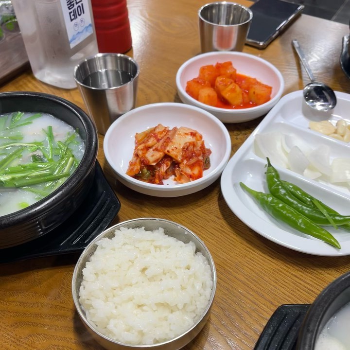 #협찬

100% 국내산 사골로 무쇠 가마솥에 직접 푹 우려내어 냄새 없이 구수하고 깔끔한 국물맛인 김해진하돼지국밥 🐷

어린이들을 위한 어린이 국밥이 있고 
매장이 넓어 단체 손님 식사가 가능해요
게다가 전메뉴 포장가능하니 집에 포장해서도 드셔보세요:)

#협찬 #김해돼지국밥 #진하종가돼지국밥 #김해내동맛집 #김해내동밥집 #김해돼지국밥맛집 #연지공원맛집 #김해진하종가돼지국밥 #김해국밥맛집 #김해내동돼지국밥