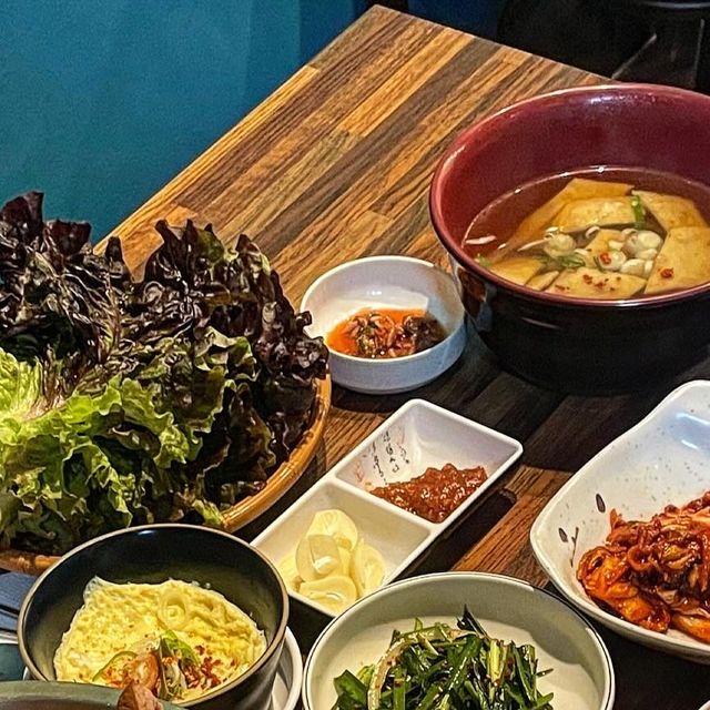 찐냠냠 먹스타ㅣ전국맛집 on Instagram: "맛잘알 사장님이 운영하시는 족발 보쌈 맛집🐷 ⠀ #호야네족발동대문점 ________________________________________ ⠀ 밑반찬이 너무 다양해서 메인 나오기 전부