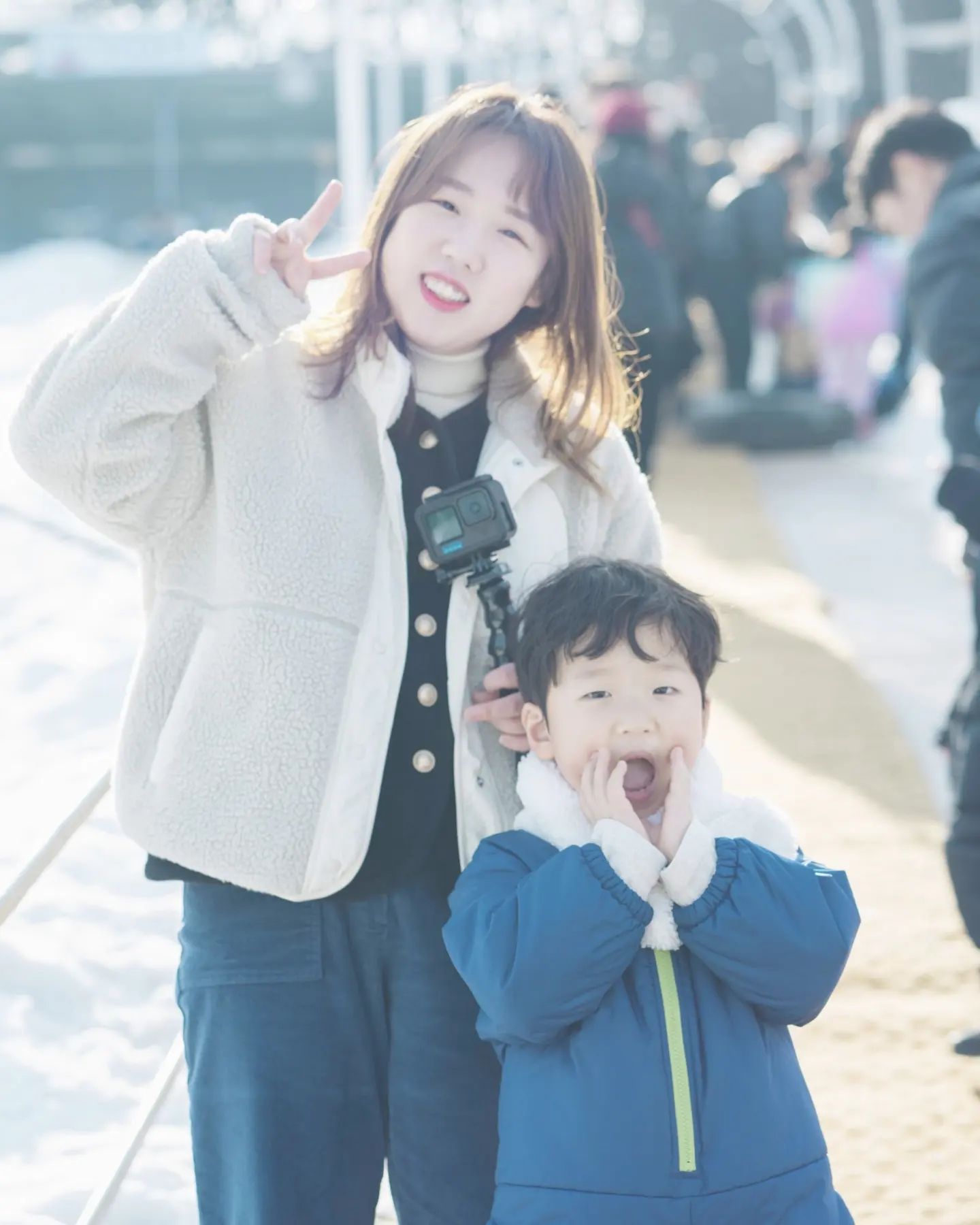 새해 첫 일정은 썰매와 공룡만나러 강화 옥토끼 우주센터로 출발!!

사람들이 제법있는데 썰매
슬로트를 안전문제로 3개밖에 안열어 한번 타는데 20분이상
대기줄 ㄷㄷㄷ 그래도 워낙
경사가 있어서 한번만 타도
스릴이 엄청나 시원이 대만족

나는 다리가 후들후들 ㅋㅋ

공룡숲쪽은 눈때문인가
전기를 공급을 안하는지
움직이고 소리나던 공룡들이
전부 멈춰있어서 아쉽 ㅠㅠ

그맛에 보러온건데 다들 추워서
그런지 얼어있었어요 빙하기인가??

내일은 우주센터 내부 모습및
강화 옥토끼 우주센터 총평 해볼께요 ㅋㅋ
.
.
.
#j24a01n04#JAN6A04
#004_newhappy
#옥토끼우주센터#사계절썰매장
#육아#육아소통#육아일기
#육아스타그램#6살#6살아들
#6살맘#6살육아#육아맘
#육아일상#육아그램#육아기록