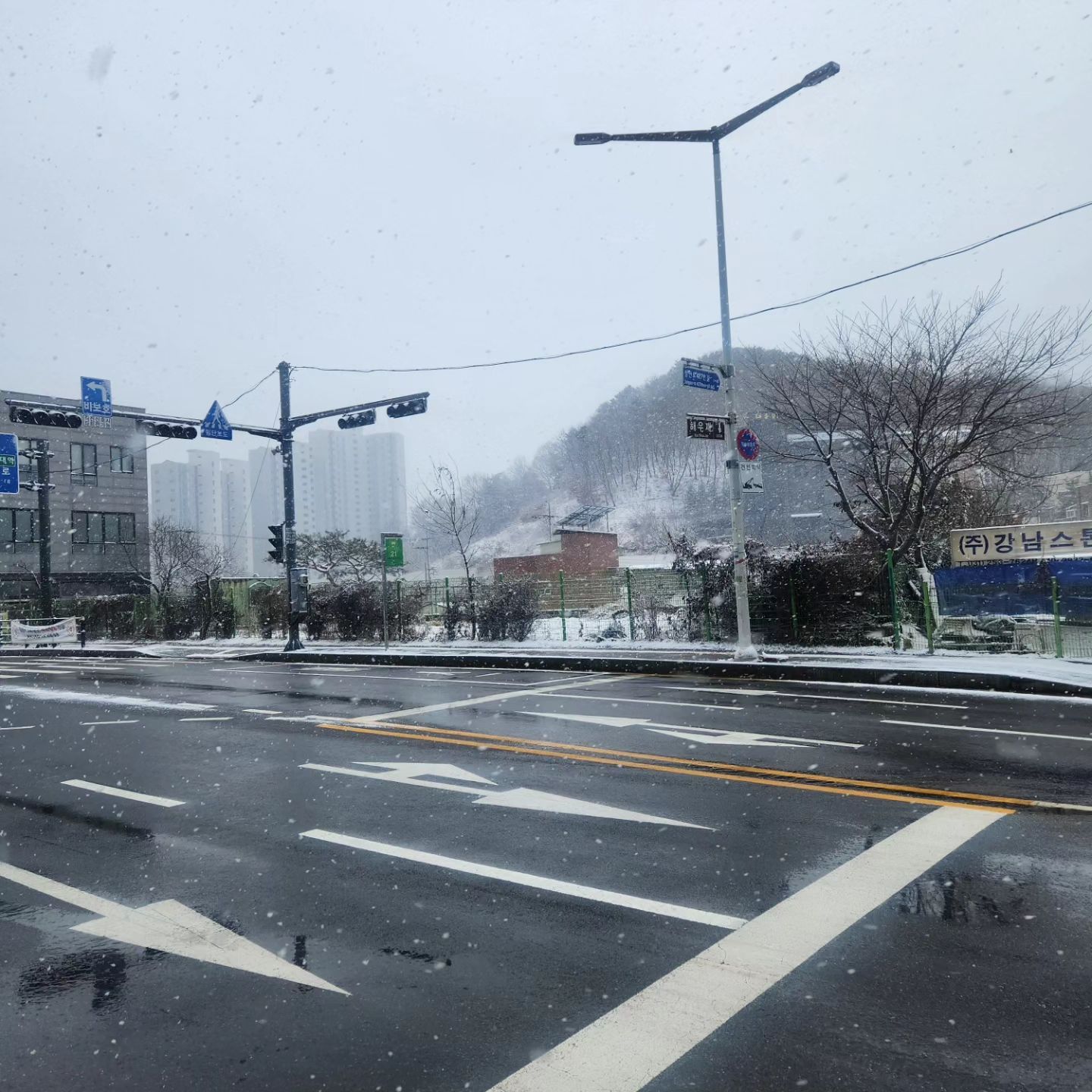 눈이 오면 뭘했너.. 
출근했는디...

#일상 #출근 #소통 #공감
#갬성있고싶다 #나름감성 #눈
