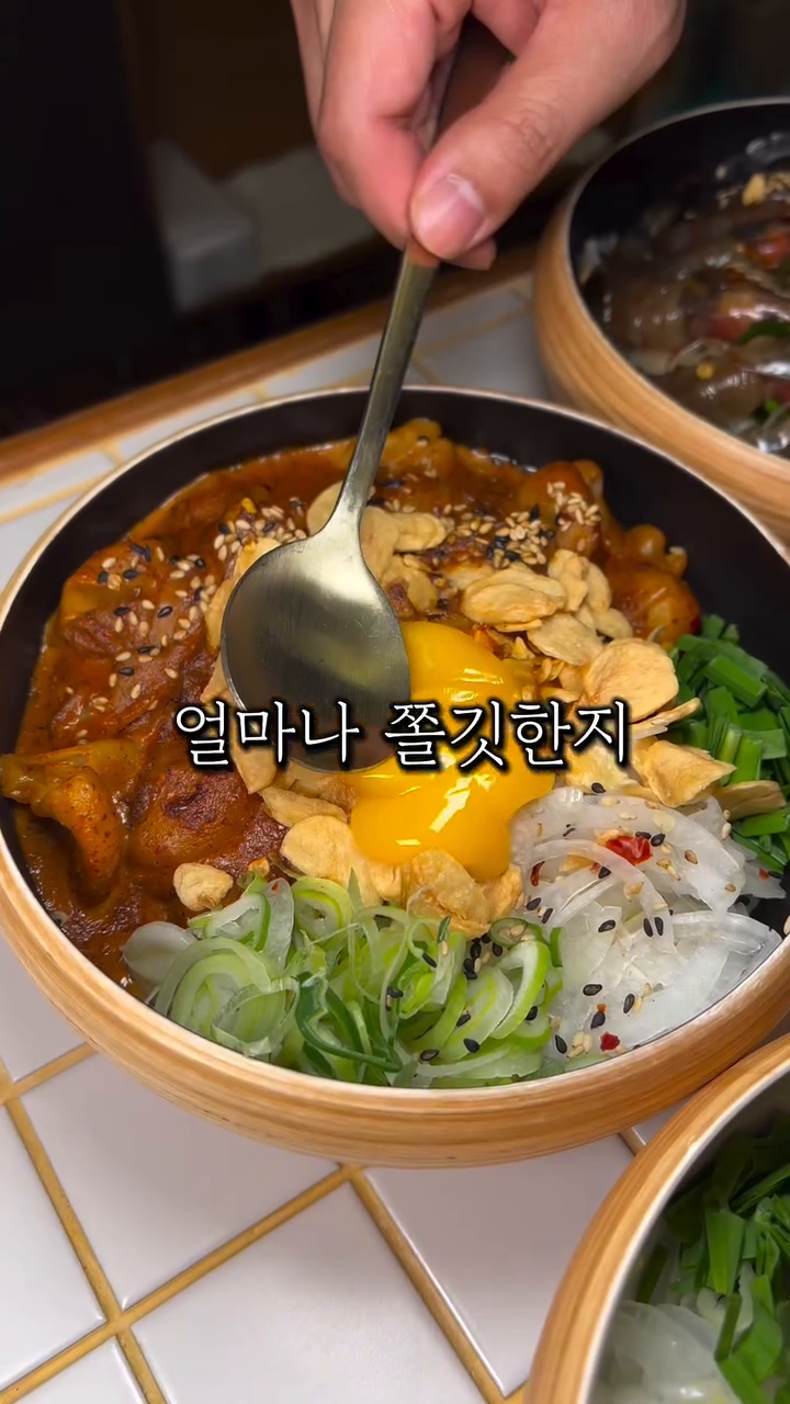연남동에서 만원한장 가지고 든든하게 먹을수
있는집. 한식에 일식 한방울 섞은 #ㅎㅅㅅㄷ
⠀
어디가서 요즘물가에 만원으로 밥먹을수
있는식당 흔치않을껄요?특히 연남동에서
⠀
혼밥부터 연인이나 친구랑 가기에도 너무
좋은 덮밥맛집이에요🍛종류도 다양하고
한그릇 깔끔해서 진짜 강추하는 집입니다
⠀
매콤하게 맛있는 곱창덮밥은 쫄깃한식감
과 바삭한 갈릭칩 식감이 너무 좋았었고👍🏻
매콤해서 느끼하지 않으면서 고소한한우
대창덮밥은 수란 터트려먹음 미쳤어요...
⠀
짜지않아서 맛있는 간장새우장덮밥과 연
어덮밥도 진짜 맛있으니 취향대로 골라서
드셔보세요. 대식가분들은 고로케하나씩
곁들이셔도 덮밥이랑 잘 어울려서 추천!!
⠀
연남동에서 한끼 든든하게 먹을땐 강추🔥
⠀
🧳 한술식당 프리미엄 연남점
🪧 0507-1448-6970
🪧 서울 마포구 성미산로 190-3 한술식당
🪧 매일 11:30-21:00
⠀
#한술식당 #한술식당프리미엄연남점 #연남동덮밥 #연남동덮밥맛집 #연남동대창덮밥 #대창덮밥맛집 #연어덮밥맛집 #연남동맛집추천 #연남맛집추천