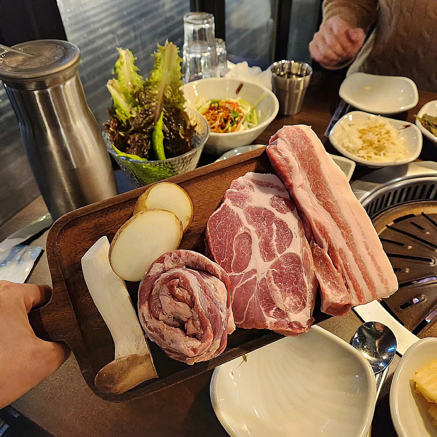 .
언니오빠들이랑 예전에 고기파티했던 곳
너무 맛있었던 기억에 갈마동갔다가 또갔당
둘이서 고기 3인분에 볶음밥까지 야무지게 클리어한 날
배불러서 배 터지겠는데도 계속 먹고싶었댜🤤🤤
.
.
#굽돌이삼겹살 #굽돌이
대전 서구 대덕대로 185번길 62 더하임 1층 / 둔산동 1088-1
매일 17:00~02:00 (LO 01:00)
건물에 주차 가능한데, 관리사무소에서 확인증 받아서 차량 안쪽 유리에 꽂아놔야함