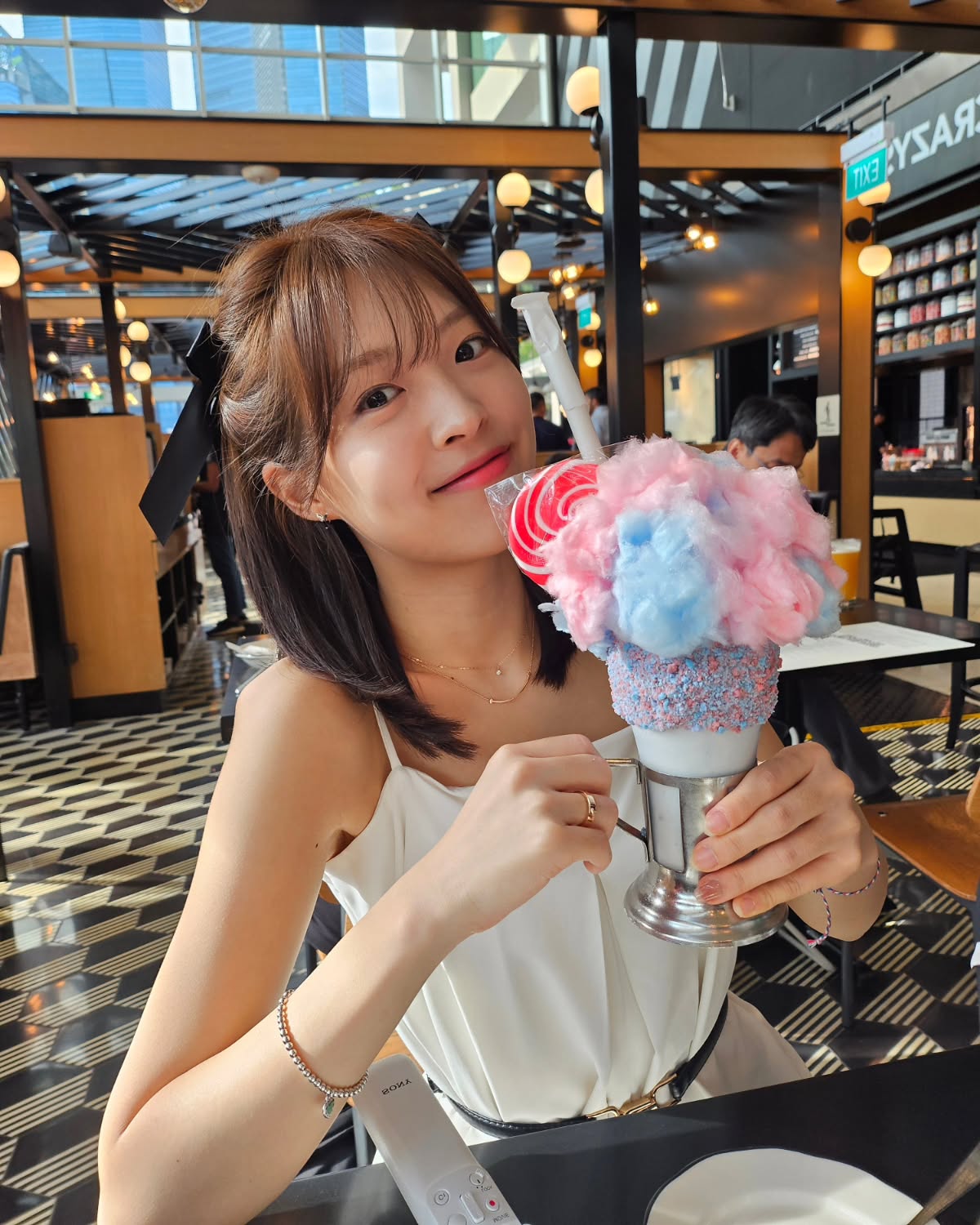 밀쉐는 코튼캔디😛💙

#blacktap #singapore #mbs #marinabaysands