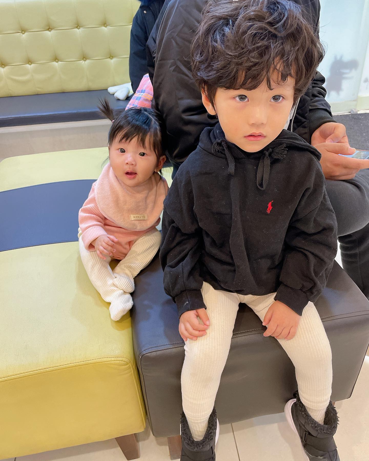 +1161,135d ◡̈ෆ 

슈오빠 독감 빠밤 ⭐️

목요일부터 계속 주말인거같고요...?
10월에 독감맞았지만 갑자기 걸려부리심🥲

수욜새벽부터 열 시작
목욜 해열주사랑 항바이러스제? 주사맞고  40.4 찍고 
38-39도 오르락내리락
열나니 쳐지고 토하고 힘든 슈옵빠🥲
오늘은 38도까지 내랴오더니 살만한지
살림살이 다꺼내오기 ㅎ 

앉혀놓으면 혼자 앉아있는 울 곤듀는 코가막혀서 새벽내내 자다깨다 오랜만에 코뻥꺼내서 빼주니까 잘주무심 ㅎ

월욜까지 다 무사히 이겨내자✊🏻✊🏻