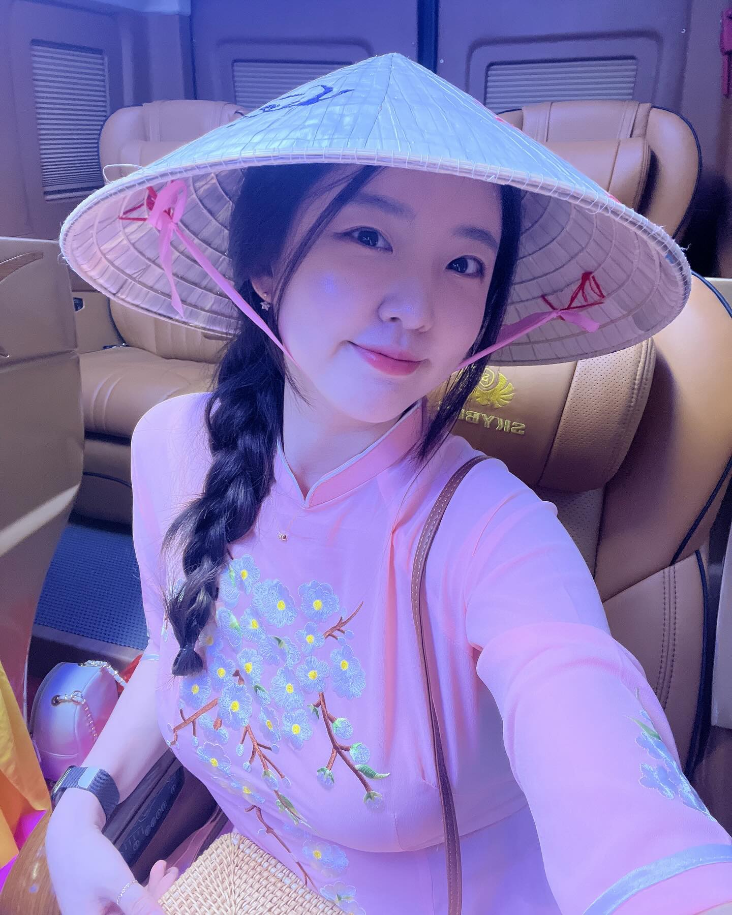 #호치민여행 #4일차 😎🇻🇳

#아오자이 입구 
나는 #핑수니 💕
#전통의상체험 뿌시기😄

#호치민맛집 #벤탄시장 #사이공스퀘어 #핑크성당 
#호치민관광 #전통의상 #뉴월드사이공호텔 #호찌민
