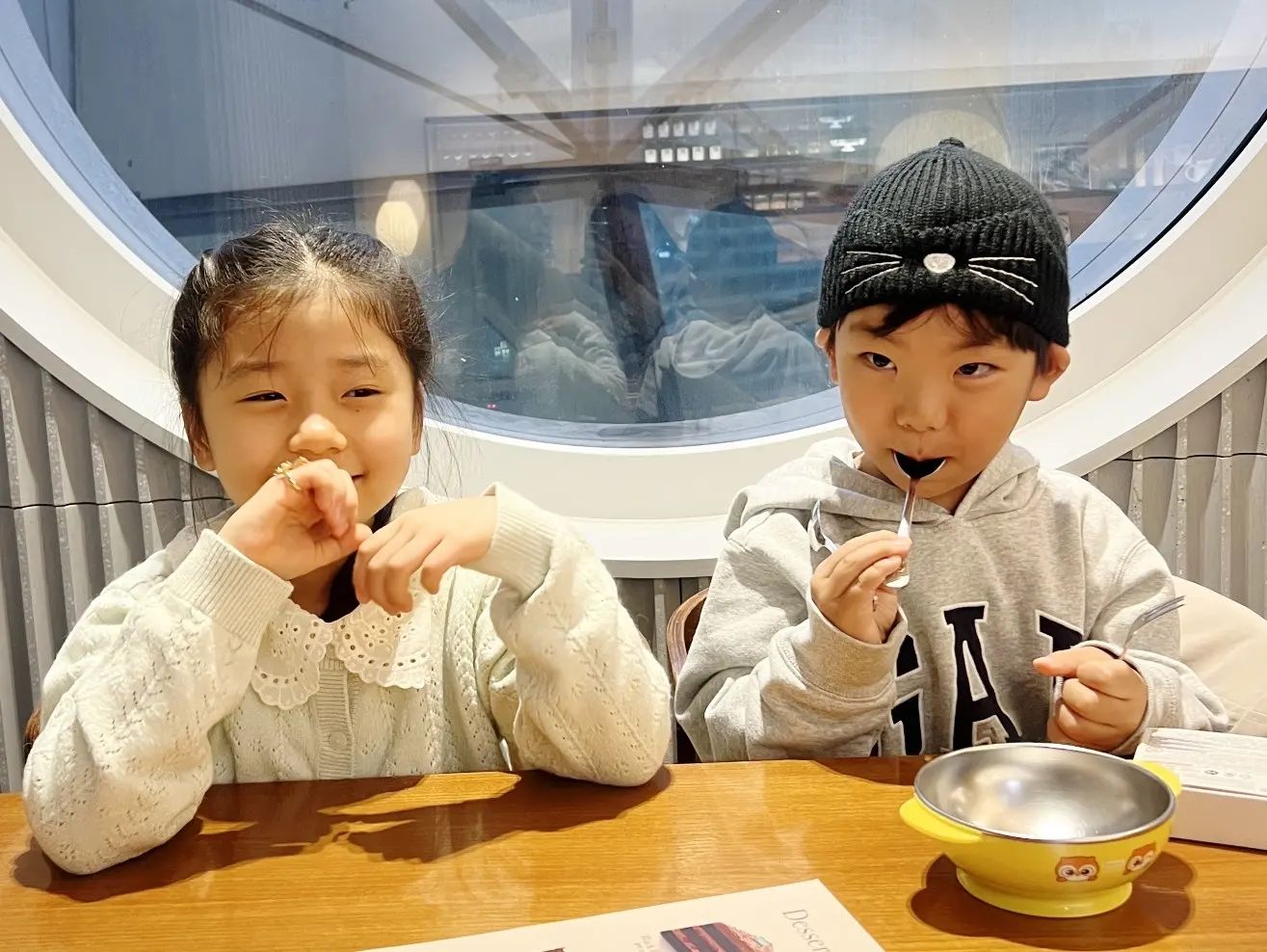 .
귀여운 막내라인 두 여우🦊🦊 ❤️
말은 오빠, 형아들보다 더 안듣는거 같은데
눈치, 애교를 태어날때부터 탑재하고 
꼬리 아홉달리 여우들같이 현명(?!)하게 사는거 같아요
.
괌에서 오자마자 저랑 까까랑 또 독감확진되서 너무 아팠는데
여동생과 예쁜이가 와서 집안일도 도와주고 까까랑 놀아줘서
주말에 좀 쉬고 컨디션 회복해서 출근했어요
.
며칠 집에 갇혀있다 잠시 탈출해서 맛난거 먹고
3000원의 행복을 즐긴 귀요미들
예쁜이는 손가락이 블링블링
까까는 공룡화석 발굴에 신난🎶 
.
그나저나 둘이 세살차이인데...
사진찍고보니 동갑같아 보이네요🤣🤣
.
.
.
#알콩달콩빙글이네 #까까그램 #둘째스타그램 #조카스타그램 #최강막내라인 #내귀요미들 #내사랑들 #고마워 #여동생이랑 #데이트그램 #감사한일상