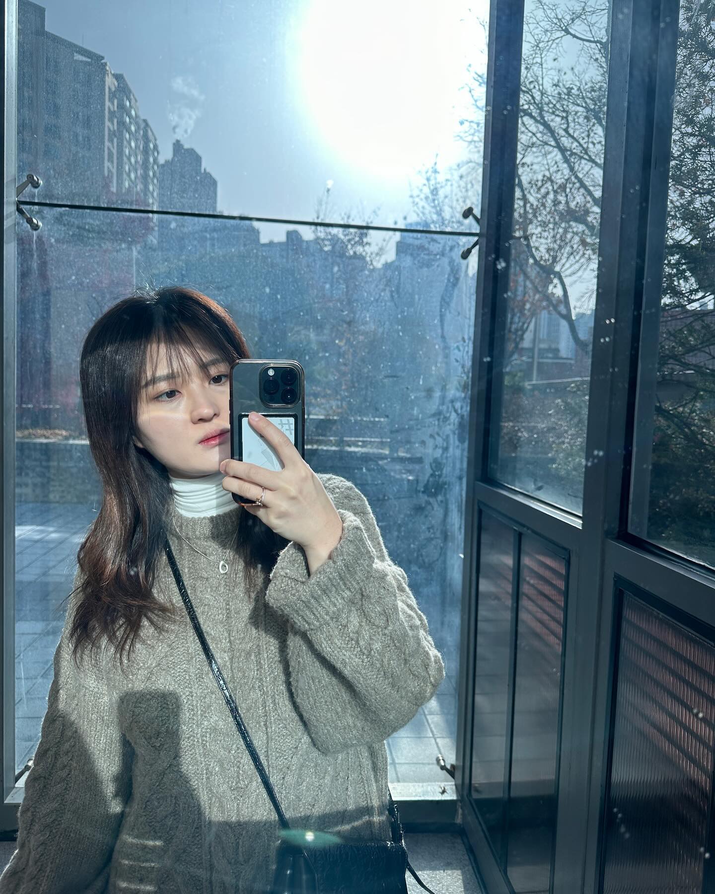 어제 아침에 났던 다래끼가
오늘 아침에 일어나니 더 심해져있길래
반반차쓰고 안과 다녀왔어요ㅎㅎ
그리고 회사 가서 바로 팀장님과 정기면담 후 회의 두개 정도 했더니 시간이 훅!
푹 쉬고 출근해서 그런가 일도 잘 되길래 간만에 삼십분 야근하고 집 가는 길입니다🐷 

#출근룩 #데일리룩 #ootd #출근룩기록 #데일리코디