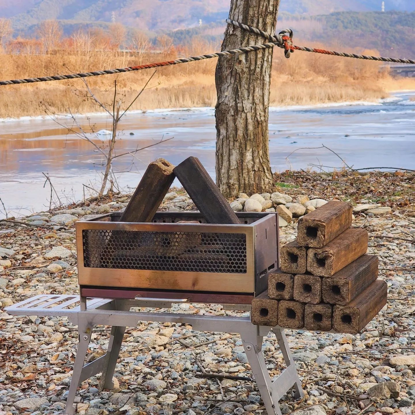 #협찬 재가 안날리는 장작 소개드릴게요🪵⁣⁣⁣
⁣⁣
지난번에 압축장작인 #온고을장작 을 사용해봤는데요⁣⁣
와,, 너무너무 반했어요⁣(ᐢ ܸ. .ܸ ᐢ)⁣
⁣⁣
일단 장작이 너무 귀엽게 생겼는데⁣⁣
진짜 오래 연소되더라구요⁣ෆ˙ᵕ˙ෆ⁣
한팩16개로 밤새 불멍 쌉가능이예요⁣.ᐟ⁣
⁣⁣
다음날 재 버리러 갔는데 ⁣⁣
밑에 부분은 그때까지도 뜨겁더라구요⁣⁣
구이용숯으로도 완전 추천이예요⁣❣⁣
⁣⁣
온고을장작 사용하면서 제일 좋았던 점은⁣⁣
전에 사용했던 장작들은 가시들이 손에 박힐때가있었는데⁣⁣
온고을장작은 그럴일이 없다는게 너무 좋았어요⁣ও⁣
⁣⁣
그리고 재가 날리지않아서 진짜 너무너무 좋았어요⁣ʕ•ﻌ•ʔ ♡⁣
⁣⁣
텐트가 밝은색이라서 불멍 많이하거나⁣⁣
바람이 많이 부는날에는 텐트에 재가 묻어서 깜해졌었는데..⁣⁣
온고을장작은 재날림이 없어요⁣❣⁣
⁣⁣
포장도 폴리에틸렌포장으로 수납과 보관 또한 편리해서⁣⁣
캠핑장 가져가기에도 너무 간편하더라구요⁣🙌⁣
⁣⁣
지금 스토어에서 가격도 50% 세일하니 구경가보세요⁣⁣
저는 이번주에도 온고을장작 내돈내산해서 가지고 캠핑갑니다요⁣⁣🪵❤️
⁣
제품구매 🏷 ongoeul___firewood
⁣⁣⁣
#캠핑용품 #캠핑장작 #장작추천 #압축장작⁣⁣⁣
#캠핑장비 #캠핑 #불멍 #오로라가루 #장작⁣⁣⁣
#캠핑그램 #네모장작 #동계캠핑 #캠브리즈