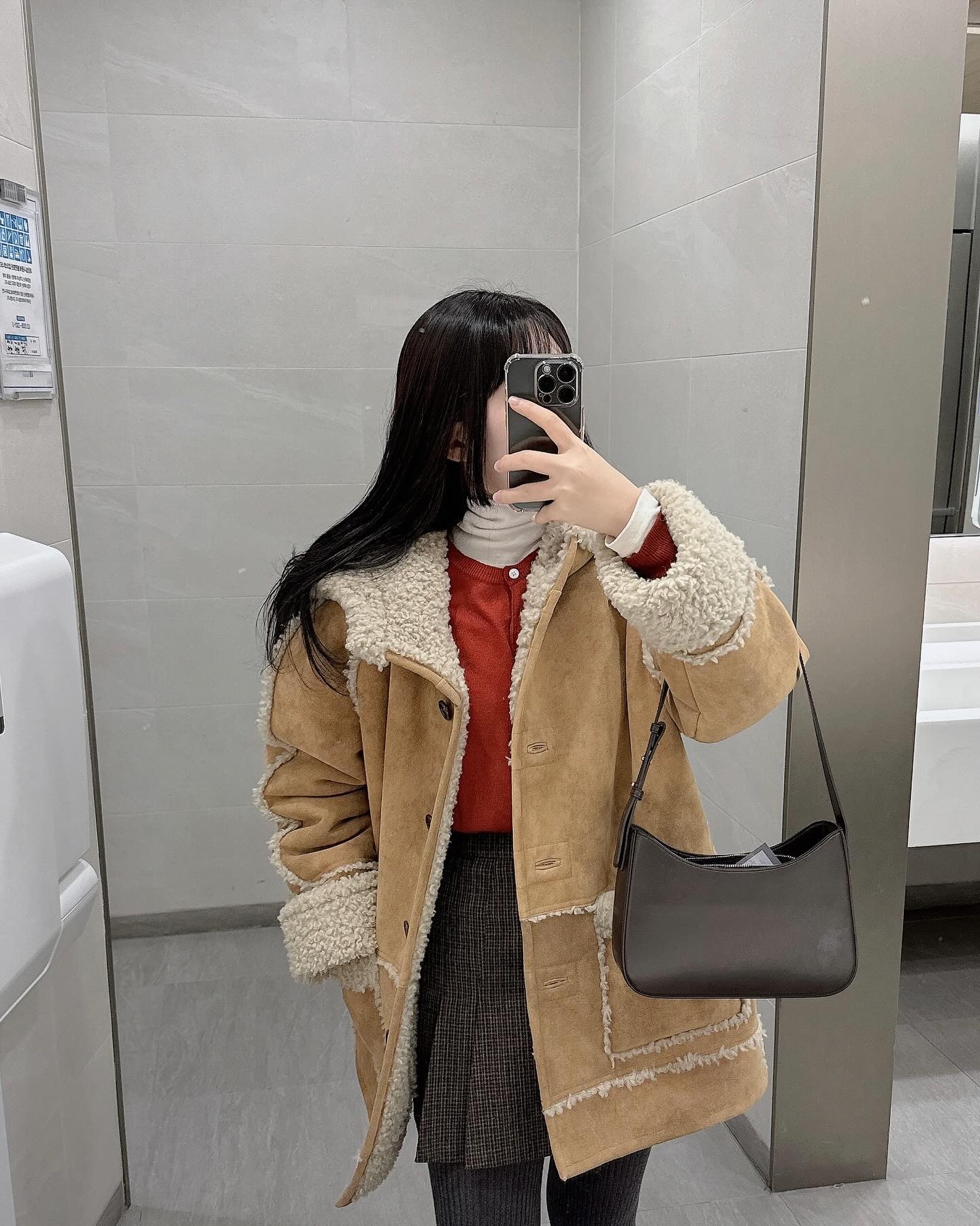 남편 치과 같이 가다가 
갑자기 앞머리 자르고 싶어서
충동적으로 자르고 와버렸는데오 ^.^

일자로 앞머리 잘랐을때 
아 망했다 싶었는데
다 자르고 보니까 생각보다
나쁘지 않아서 다행이에오😅

다들 즐주되세요🩶