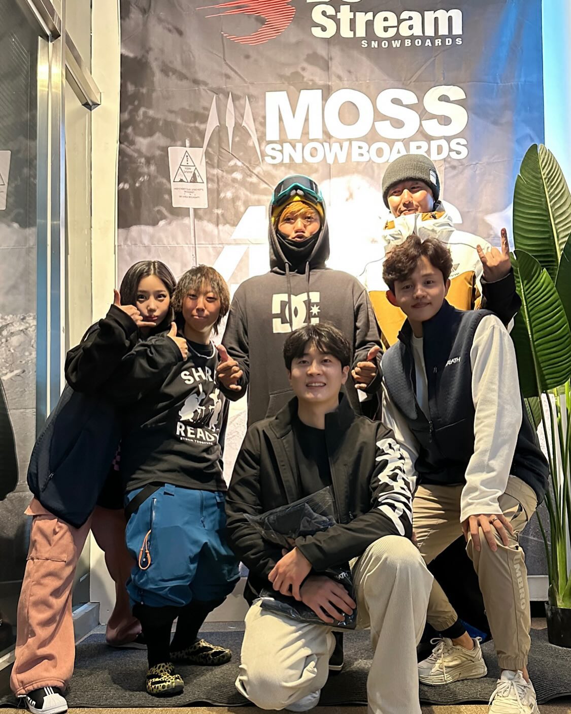 영광스러운 만남✨

お会(あ)いできて光栄です!💓
日本に遊びに行きたい!!!!

비시즌에 일본 놀러가서
라마랑 짱카와랑 마주치는 상상하고
혼자 좋아하는 애,, #일본여행 
보드도 좋지만 일본 놀러가고 싶당

kazunorihirama 
chan_kawa_12 
j_min_park88 
yangmo_film 
kuuuuuung 
breath_layer 

#스노우보드 #スノーボード 
#snowboard #snowboarding 
#breath #브레스레이어