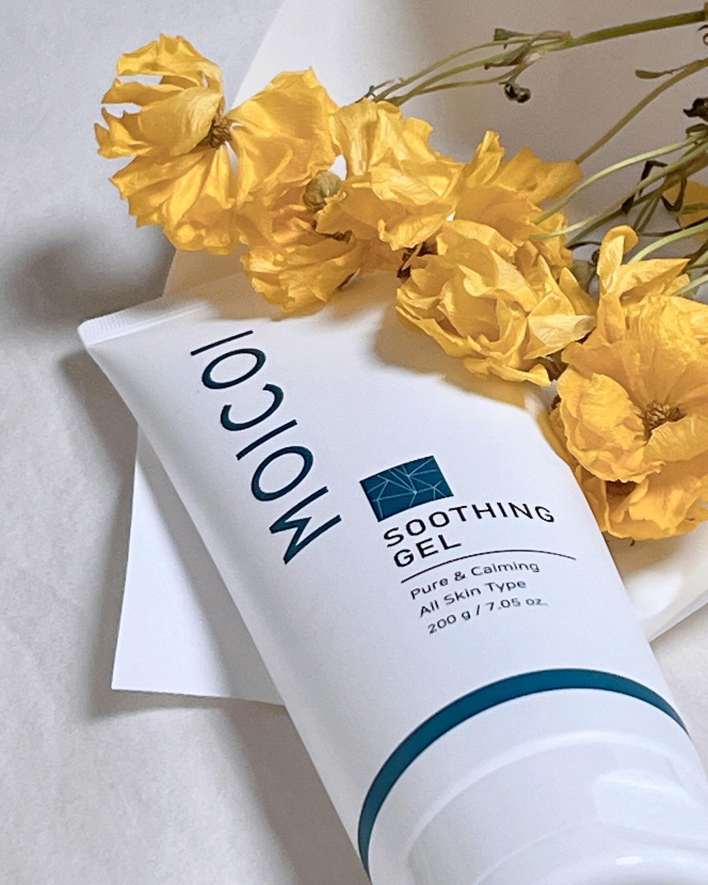 #협찬 
💧모이코이 수딩젤💧

☁️피부 장벽을 촉촉한 물광으로 덮고 싶은 분들 모이코이 수딩젤을 소개해드릴게요🩵

☁️저는 요즘 낮에 더워서 피부 열감 오르고, 밤에는 추웠서 피부 건조함이 느껴져 모이코이 수딩젤로 피부 벨런스는 물론 피부 속 수분까지 촉촉하게 챙기고 있어요🩵

☁️특히 외출 후 화장으로 지친 피부를 모이코이 수딩젤로 마사지하듯 문질러주면 열감으로 붉게 달아올랐던 피부가 시원한 수딩젤을 만나면서 열감을 잡아주는 건 물론 촉촉한 수분은 채워주는 게 느껴져서 너무 좋았어요! 그래서 저는 꼭 기초 후 모이코이 수딩젤로 마무리한답니다 :) 

☁️특히 속건조 분들은 강추해드리고 싶어요! 항상 아침에 일어나면 얼굴 땅김이 있었는데 모이코이 수딩젤 사용 후 얼굴 속 당김이 사라졌거든요! 기초화장도 귀찮으신 분들은 세수 후 모이코이 수딩젤로만 마무리해 주셔도 피부장벽 강화와 속건조를 잡아주니 한 번만 바르기도 좋답니다🩵

☁️더구나 나 용량도 크고 자연으로부터 얻은 순한 식물 유래 성분들로 만들어진 제품이어서 누구나 사용하기 좋아요🩵

💧
#모이코이수딩젤 #수분진정 #여드름화장품 #뷰스타그램 #솔직후기 #수딩젤 #화농성여드름 #유기농화장품 #여드름피부 #수부지 #스킨케어루틴 #환절기피부관리 #모공관리 #노화피부 #좁쌀여드름 #트러블케어 #뾰루지 #홍조관리 #저자극화장품 #마스크트러블 #데일리 #예민한피부 #수딩젤추천 #진정효과 #피부결개선