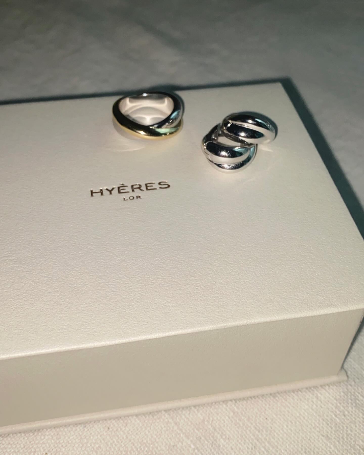 #유료광고 hyeres_lor_official 

퍼스널 컬러 상관없이 누구에게나 잘 어울리는 투톤주얼리💍✨
당분간 내 애착템 예정!!

#여름주얼리 #투톤주얼리 #주얼리세트 #ootd