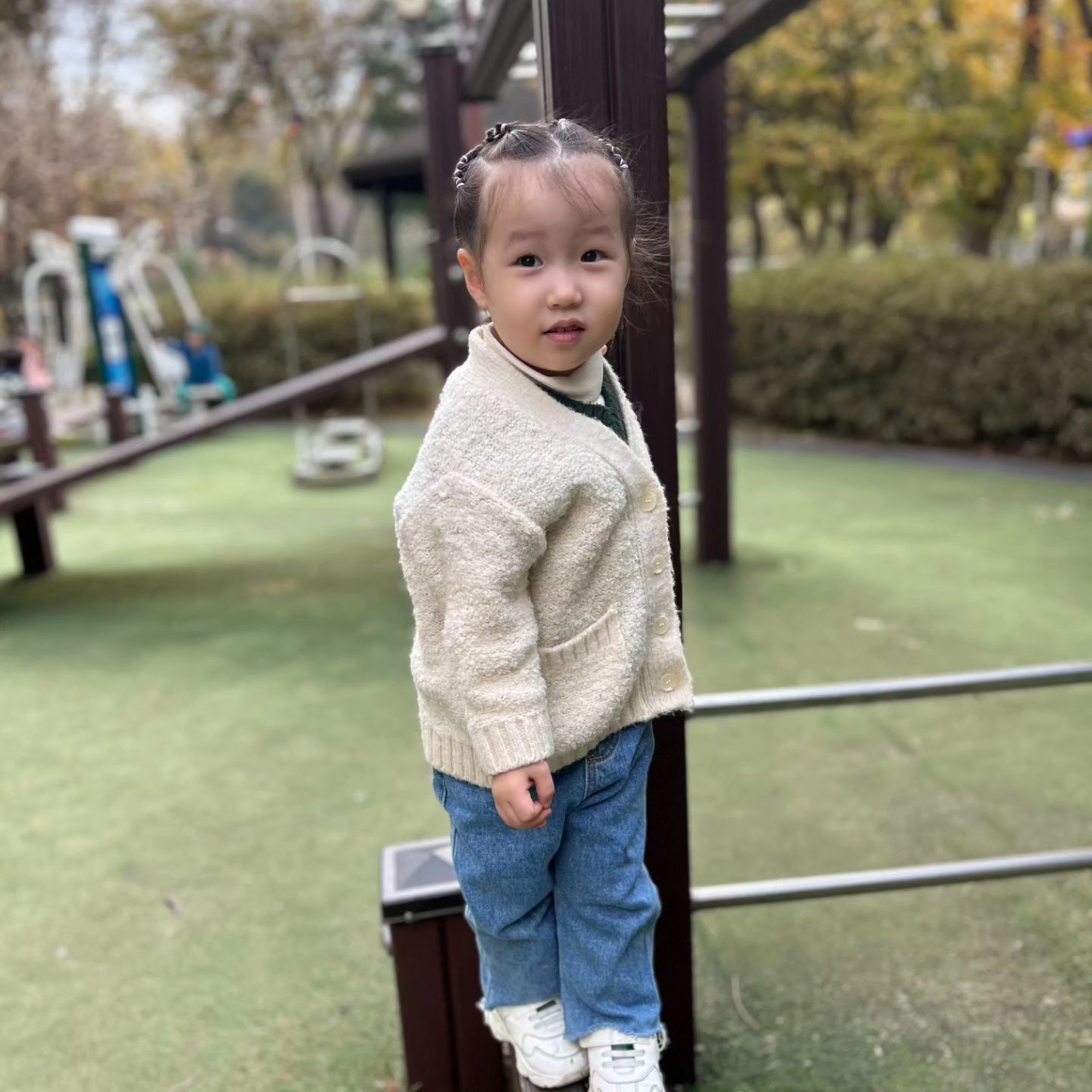 #인생1182일차 #하현서 #하똑똑 

어린이집 생활을 너무 잘 해왔고 별탈없이 잘 하고있고
이제 유치원에 가야해서 걱정많은 부모
엄마가 작은탓도 있지만 임신해서도 못 먹었고..아니 안 먹었도ㅜ
태어나서부터 먹는양도 적었는데 지금도 안먹어서
키가 너무안커 고민이다...ㅜㅜ
잠도 12시간씩 잘 자고 우유도 잘 먹고 편식은없지만
고기보다 야채만 먹는... 어찌하면 좋을꼬
좋다는건 다 먹이는데 큰일이다 
건강한게 최고라 다행인데 키 걱정을 안 할수가 없다..
유치원 가보니 뼈저리게 느끼는중😮‍💨
유치원가면 은오가 없는데 괜찮겠지ㅋ
매일봐도 하루이틀 안보면 보고싶다고 찾는데 말이지ㅋ