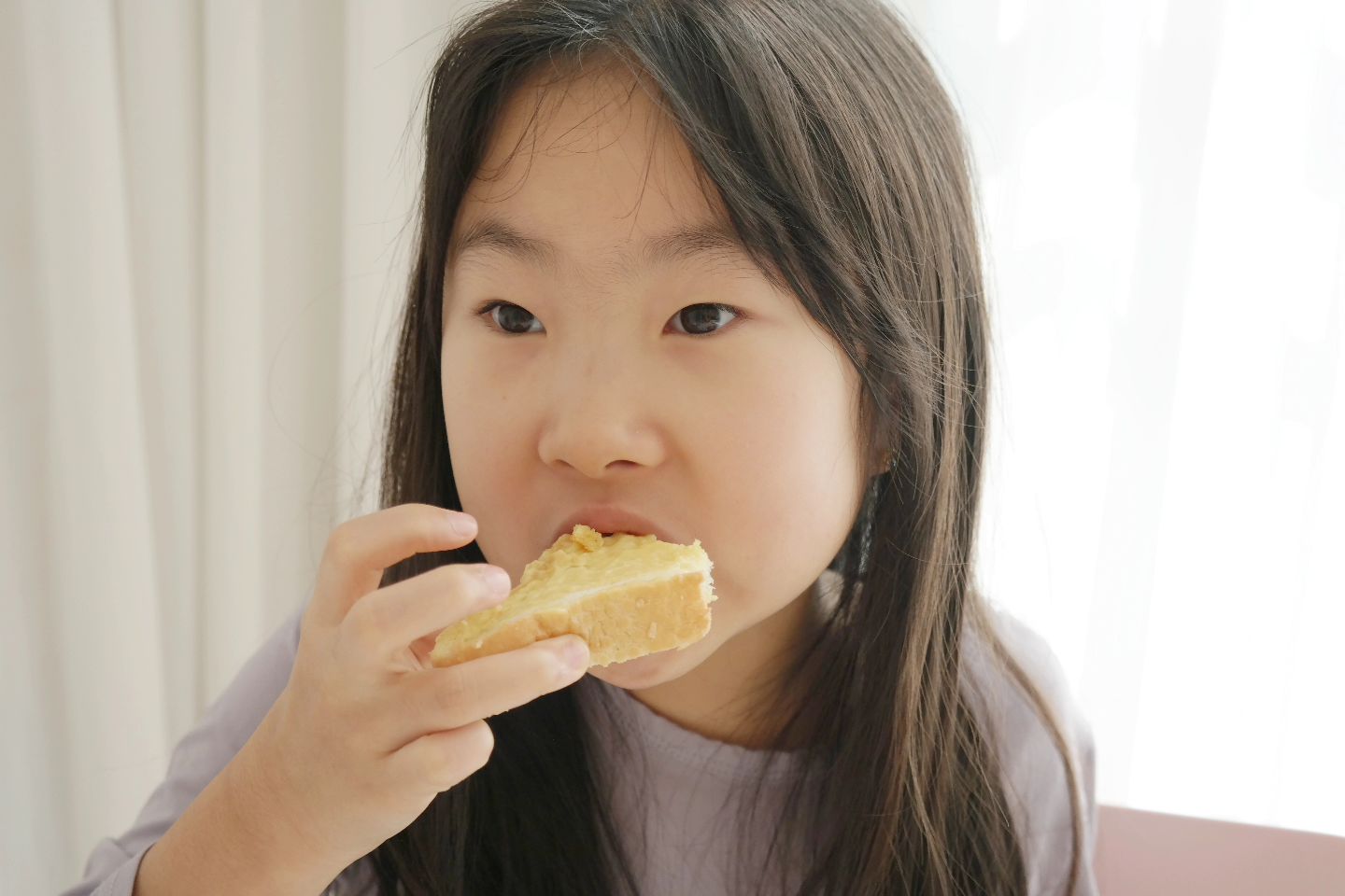 영둥이 빵먹방 시작!!

아이들이 너무 맛있게 먹는 목포 코롬방제과점 리얼 새우바게트!!
이곳이 리얼 새우바게트, 크림치즈바게트, 달콤마늘바게트가 유명하다해서 택배로 주문했는데~
갓나온 빵맛은 얼마나 맛있을까?
하는 생각에 진심 진지하게 목포여행 고려중이라는ㅋ

공식적인 빵순이지만 소화기능이 떨어진건지 질이 좋지 못한건 먹고 속이 불편해 고생하는데...
코롬방제과점 빵들은 속 불편함이 없다!!
불필요한 방부제도 빼고 제빵개량제 같은 것도 빼서 건강한 빵을 만들었다고 한다
역시 전국5대빵집 답구만ㅋ
올해는 꼭 목포여행가서 방문해 봐야지ㅎㅎ
그전까지는 택배로 자주 시켜 먹어야겠다ㅎ

#코롬방 #전국5대빵집 #코롬방제과 #새우바게트 #크림치즈바게트 #마늘바게트 #목포빵투어 #목포빵지순례 #빵탁배 #목포여행 #목포가볼만한곳