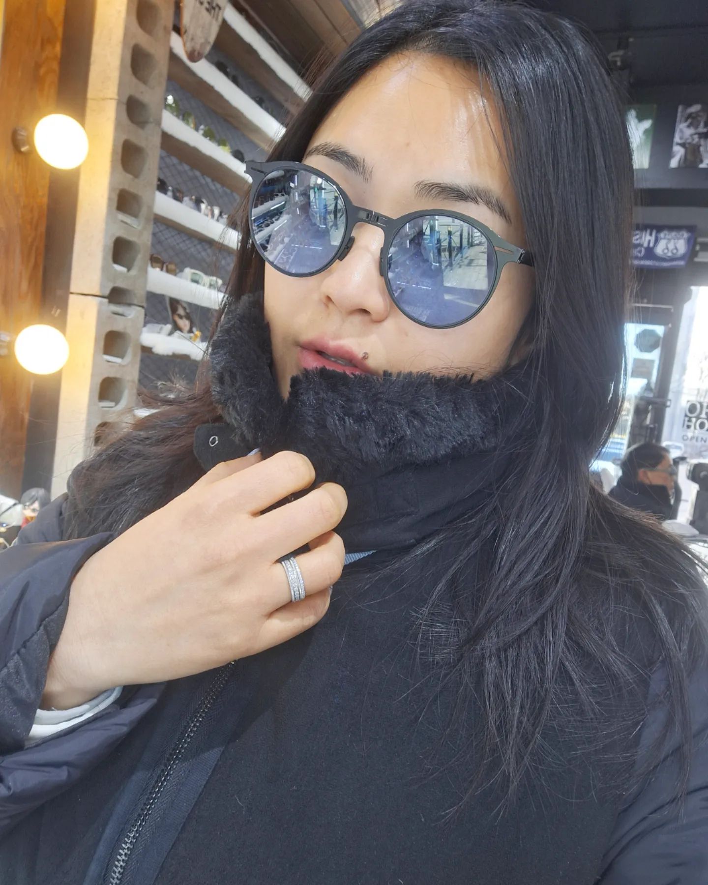 #협찬 #맑은눈안경원 #맑은눈안경원성포점 안산 유일 빈티지 안경점이라 기대하고 방문🥰 안경점 느낌 안나는 멋스러운 인테리어가 최고에요. 사장님 진짜 완전!!! 세상 친절해서 그런지 평일 낮에도 손님이 끝도없이 들어와서 신기했어요.
.
만족스러운 a/s와 추천으로 찐 단골이 될 수 밖에 없는 안경 매장이고요. 커피에 초콜렛 등 디저트까지 먹으며 기다릴 수도 있어서 지루하지 않았어요🙌 매번 똑같은 안경을 나도 모르게 구매했던 분들! 각자의 얼굴에 맞는 안경테를 찾아주니까 결정 장애인 분들에게도 찰떡이에요🩷
.
베르사체, 칼리프애쉬, 베이프, 프로젝트 프로덕트, 레이븐티얼스 등 최다 하우스브랜드 안경테 선글라스를 보유하고 있고요. 직접 착용해보고 고를 수 있어서 더 마음에 들었답니다 ☺️ 루디 프로젝트 고글, 선글라스도 추천!
.
#리뷰노트 #안산안경점 #안경점추천 #안산중앙동안경
.
주소 * 경기 안산시 상록구 항가울로 487 (성포동, 안산현대1차아파트 정문상가) 1층 맑은 눈 안경원 성포점
운영 시간 * 매일 10:00~22:00