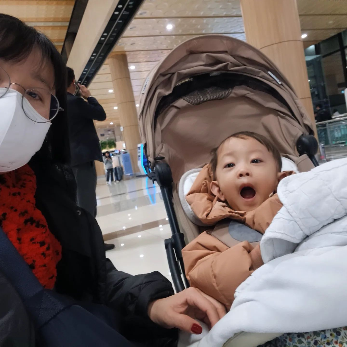 2024.1.25 (목) -1.28 (주일)  일본 도쿄 여행 ✈️ 

계획한 여행은 아니였지만  여러 이유로 동생의 시가일정에  동행하게된 여행
비슷한듯 다른 이웃나라  일본 🇯🇵 

급하게 일정을 세웠지만 애기가 있다보니 한정적인 계획과 동선으로  움직이며 시간을 보냄
그와중에 가고싶었던 소금빵맛집 다녀왔고 쇼핑 했고 
긴자,시부야다녀왔으니 나름  성공적이라 볼수있을까? ㅋㅋㅋ

아 출국날 공항서  5세대아이돌 그룹 라이즈 멤버들 직관 
그것도 옆에서 출국수속 같이 했던거 만으로도 의미있는 여행이었을지도
😎

토요일은 호텔 예약을해서 머물렀는데 요청사항 다 들어줬고 창밖으로 보이는 풍경이 너무 예뻐서 행복했었음 ㅎㅎ  멀지만 도쿄타워도 본것같고 ㅋㅋㅋ

온천도 했다.  비록 나만했지만은 🫢

시간은 나름 순삭으로 지나갔고  작은 헤프닝으로 공항까지 무료셔틀 대신 택시를 타야했지만 조카덕분에 좋은자리에서  편히 올수있었던 것을 생각하면 뭐 그헤프닝도 나쁜것은 아니였지 뭐!!!

다음에 제대로 준비하고 갈수있기를 바래보면서 24년 첫 해외여행이자  일본여행  끝