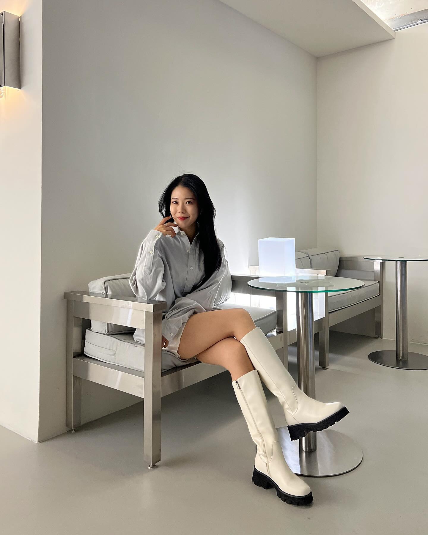 롱패딩을 어제 처음 개시한 나는 강인한 뇨자,💪🏻

jinnykimcollection 

📌리나 롱부츠_Cream (235)

✅ 엄청나게 가벼운 5cm 청키굽에 폭신한 착화감!
✅ 라운드토로 귀여워보이는 발!
✅ 둘레도 넉넉한데 신축성좋은 종아리라인으로 바지랑 입어도 편하고 예쁠것같아 ~~~~ 

#지니킴 #리나롱부츠 #LINA