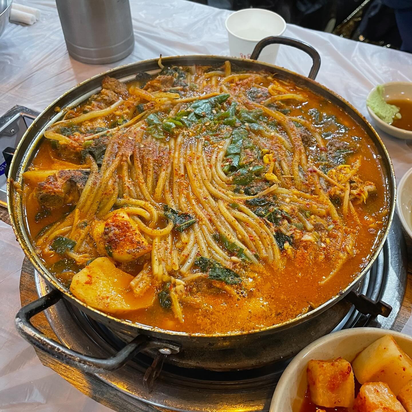 [56번째 식탁] 골말감자탕
: 푸짐하고 가성비 넘치는 제천 감자탕 맛집

제천에 위치한 #골말감자탕 에 다녀왔습니다 🥘🥘

=menu=
감자탕 커플(2인) 28,000원
볶음밥 2,000원
음료수 2,000원
========

뜨끈한 국물이 땡기는 추운 겨울 가성비 좋은 감자탕 맛집 하나 찾아 알려드립니다

충북 제천시에 위치한 골말 감자탕입니다‼️

저희가 평일 저녁 6시쯤 방문했는데 내부에 사람이 많더라구요 맛집이라는 소리겠쥬~⁉️

메뉴는 감자탕밖에 없으며 태블릿으로 주문 가능했고, 저희는 감자탕 커플을 시켰어요

기본 찬으로는 전과 양파절임, 도토리묵, 석박지, 간장이 나왔어요 기본으로 나오는 전은 추가 하시려면 3,000원이 들구요
전이 생각보다 맛있어서 에피타이저 느낌으로 딱 좋았습니다.

그리고 대망의 메인 감자탕,, 양이,, 미쳤습니다. 가성비 짱이에요 특이하게 기본으로 쫄면사리가 들어있어 좋았습니다.🤤

안에 콩나물, 깻잎 등등 야채와 살도 꽤 있는 뼈들이,, 양이 너무 많아서 결국에는 다 못 먹고 포장을 해왔다는,, 그만큼 고기 양도 많았어요

남은 음식은 자유롭게 셀프 바에서 포장 가능하다는 점 참고 부탁드립니다

남은 고기와 국물을 포장하고 조금 남긴 국물로 볶음밥을 주문했어요 냄비째로 가져가서 볶음밥을 해주시는데 이것 또한 JMT였습니다👍

제천에서 감자탕 맛집을 찾으신다면 여기 어떠신가요⁉️

별점 8/10
=================================
🚘 충북 제천시 용두대로 133
⏰  매일 11:30 - 22:00
  20:30 라스트오더
 - 매주 월요일 정기휴무

#맛있다그램#오늘뭐먹지#제천맛집#제천여행#맛집#제천#감자탕#감자탕맛집#제천밥집#데이트일기#맛집탐방#데이트코스#연애일기#데이트#데이트맛집#yummy#foodpics#foodporn #맛집추천#맛집스타그램#먹스타그램#먹스타#먹스타맞팔#맛집탐방#맛집투어#맛집#먹팔#먹맞팔#먹팔환영#먹팔해요