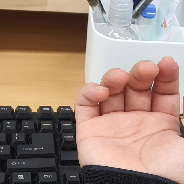 BLUE. on Instagram: "아쥬 기깔나는 손목보호대를 찾아부렀다...!!! 컴터로 일하는 직장인들과 운동러들은 꼭 착용해야 할듯...🙈🖤 - ✨프지마 인스타그램 이벤트✨ 🎉 프지마(@a_fzima) 계정을