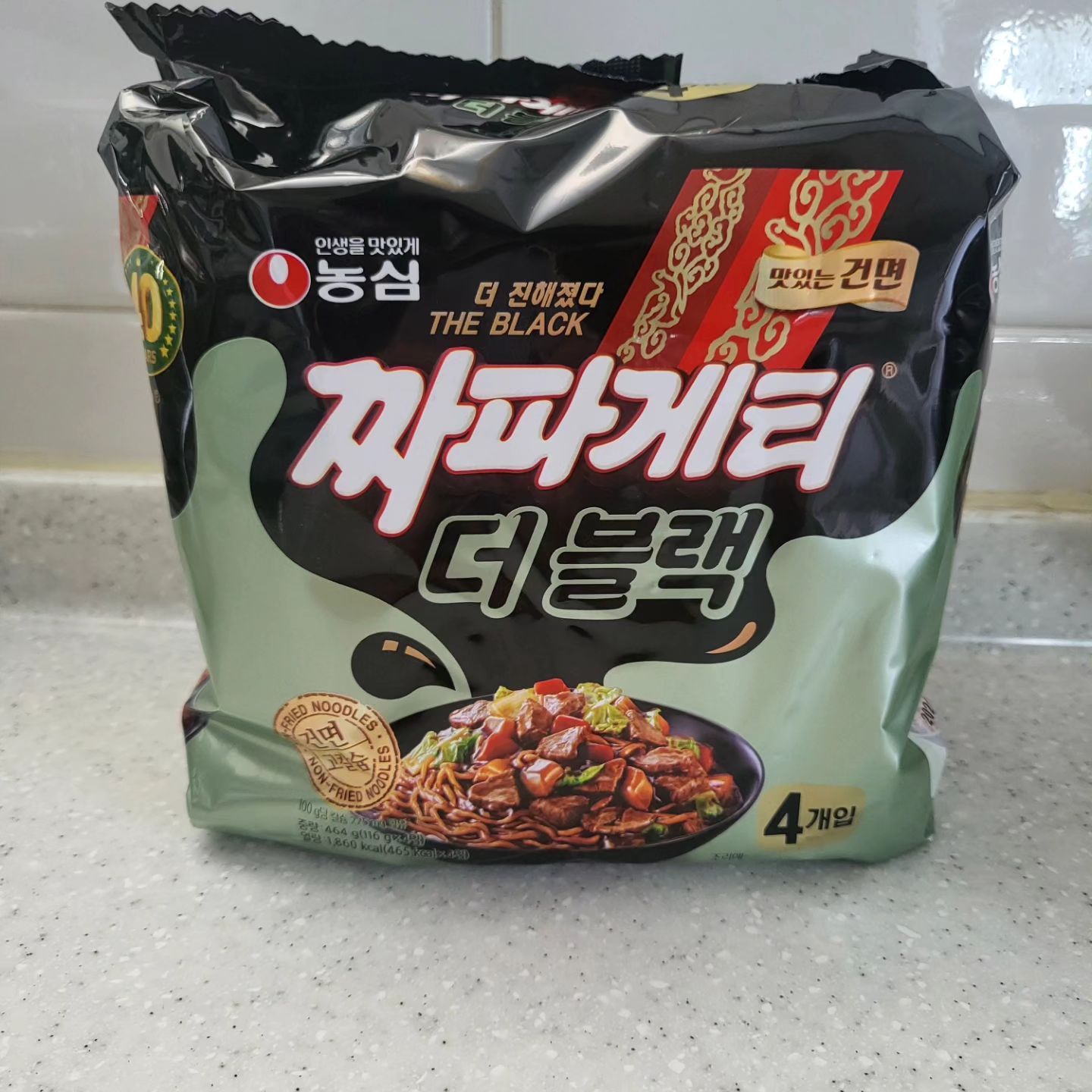 #짜파게티더블랙 (4개입 ₩5300)

농심 얼리어먹터를 통해 구입한 짜파게티 더블랙. 
짜왕 건면 이후 나온 건면 짜장라면이라 더욱 더 기대감이 컸다.

구성은 건면, 후레이크, 짜장스프, 짜장풍미유 구성.
생각외로 후레이크의 콩고기의 크기가 상당히 생각과 달리 너무 크다. 

면은 건면치고는 일반 유탕면과 별 차이 없이 쫄깃하며 짜장스프에 면이 잘 스며들었다. 맛 자체는 기존 짜파게티에서 50% 진해진 맛이다. 짜파게티를 좋아하시는 분들에겐 확실히 추천해드릴만 한 맛이다.

4.0/5
재구매 의사) O
--
#농심 #짜파게티 #짜파게티더블랙인증샷 #농심짜파게티더블랙 #라면스타그램 #nongshim #라면신상 #농심짜파게티 #라면리뷰어 #라면덕후