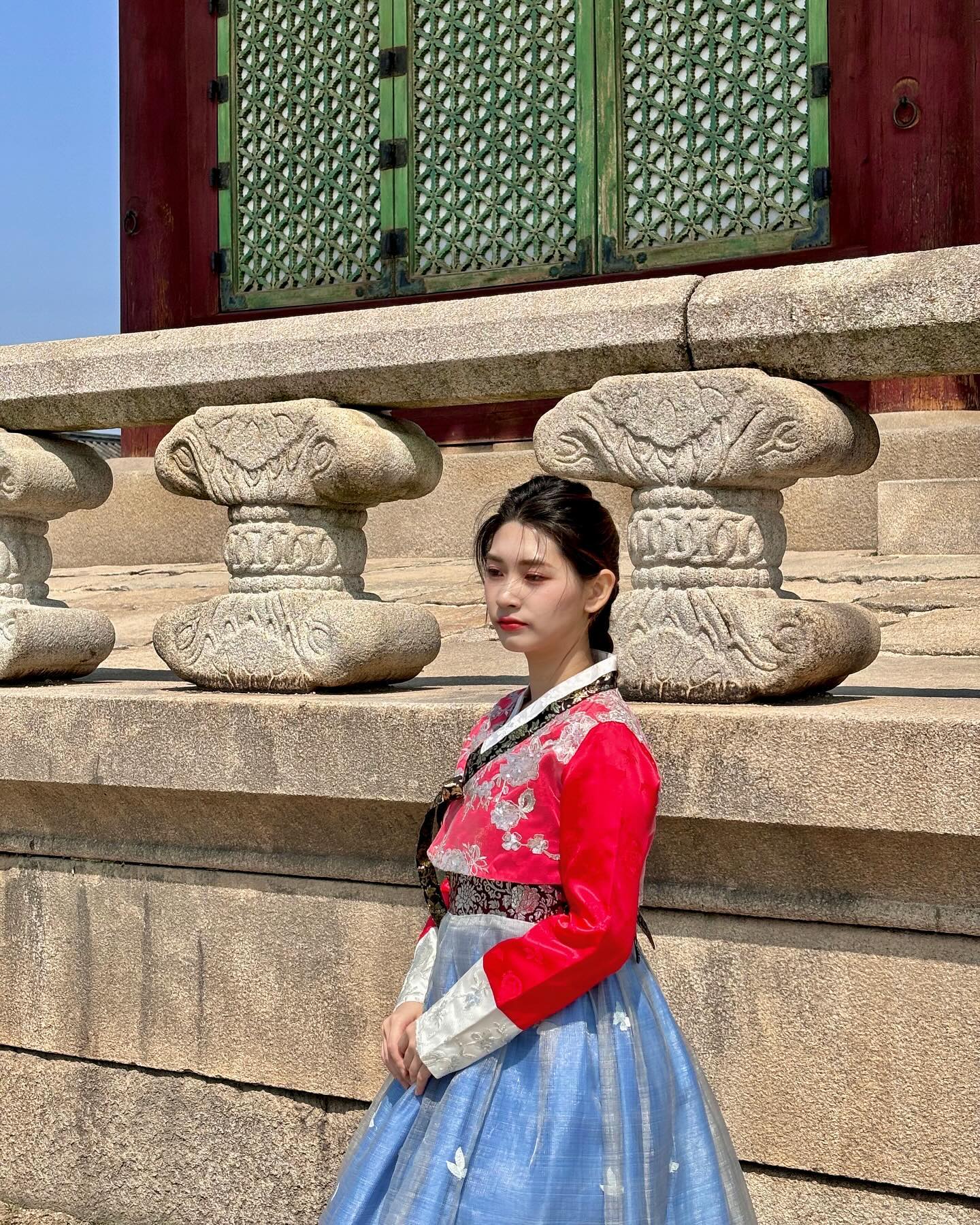 한복 韓服
: 우리나라의 고유한 옷. 특히 조선 시대에 입던 형태의 옷을 이르며, 현재는 평상복보다는 격식을 차리는 자리나 명절, 경사, 상례, 제례 따위에서 주로 입는다.