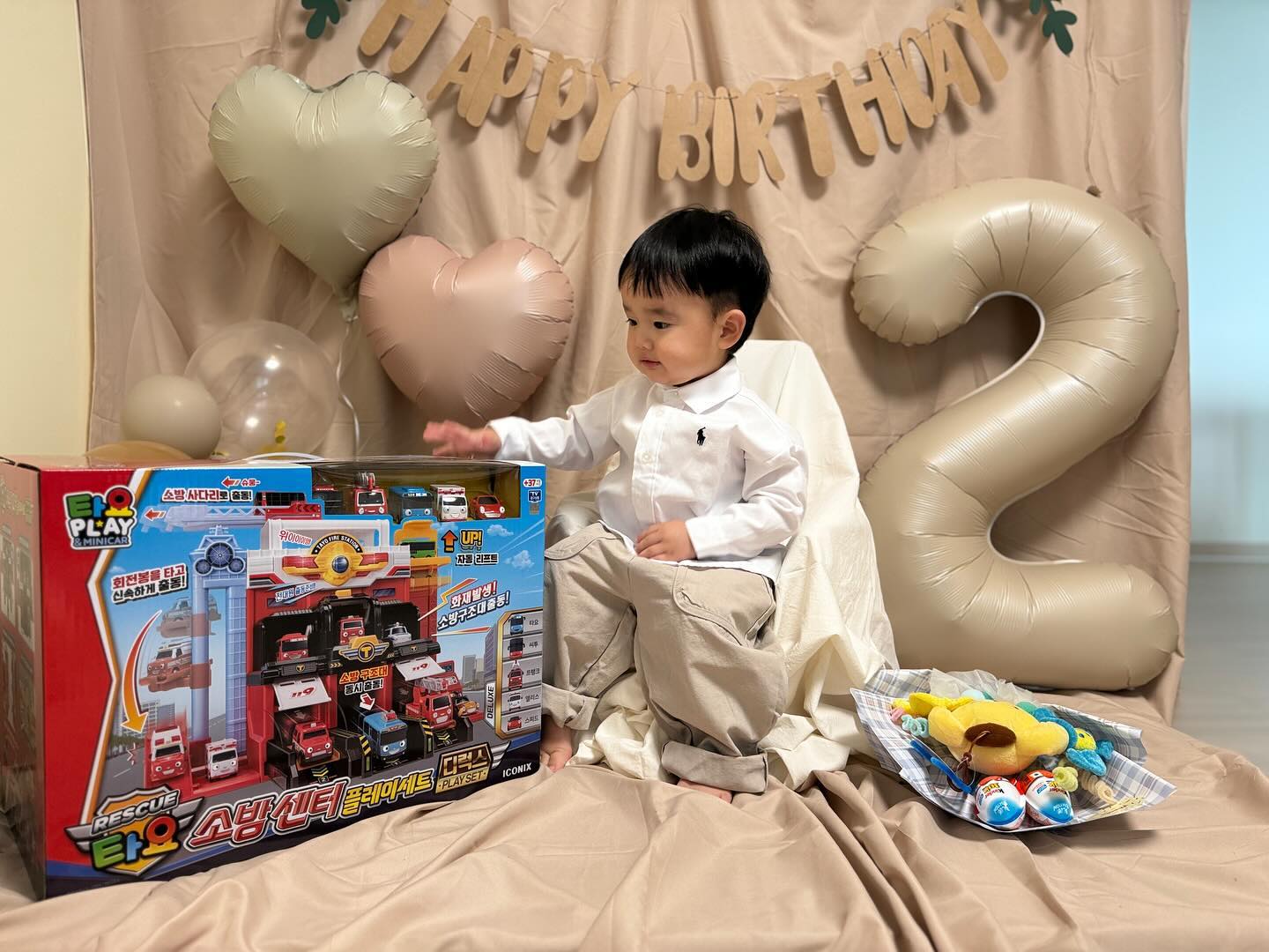 D+727🫶
두돌축하해🎂
아빠가준비한 생일선물본다고
앞을안봐주는 김또또

우리 소중한 아들
태어날때 너무 작게 태어나서
이른둥이라서 걱정을 많이했지만,
건강하게 잘자라줘서 고마워
엄마아빠한테 온 우리 도윤이
엄마아빠가 책임지고
행복하게해줄께!
앞으로의 너의 인생에
엄마아빠가 든든한 존재가 되려고 항상 
노력할께 우리도윤이 엄마아빠한테 
와줘서 너무고맙고
너무너무너무 사랑해,🫶
생일축하해 도윤아❤️❤️
#아들생일축하해❤️