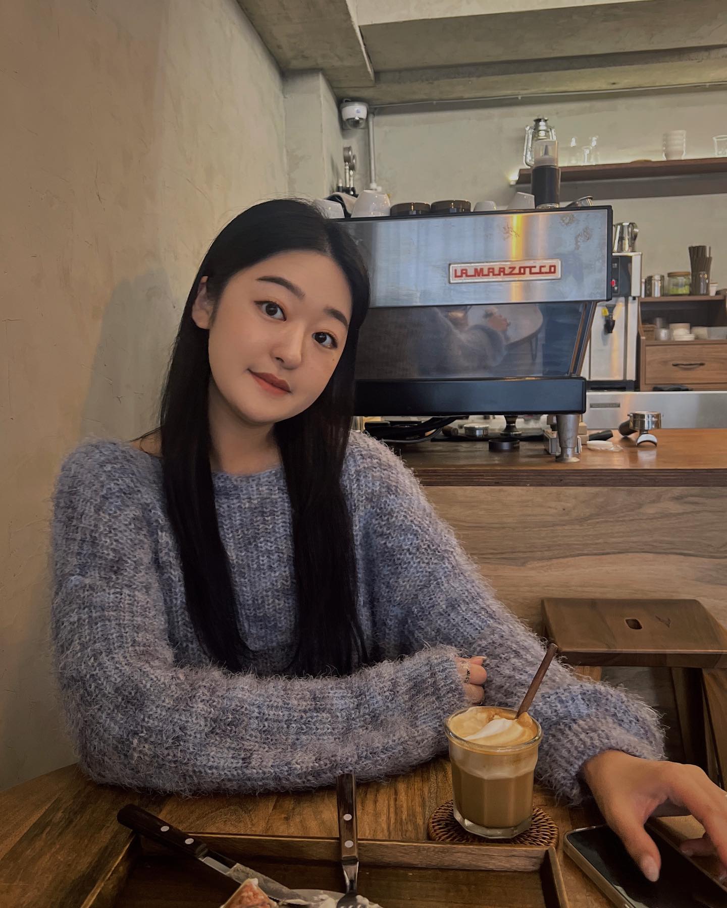 동네칭구랑 동네카페 논뉴가기 !
새로 바뀐 여전한 커피 맛집 gorocoffeeroasters 🪵,,
집 앞에 생긴 신상카페 stats.__ 까지 ! 🤎
—
#뚜빈뚜__in서울대입구