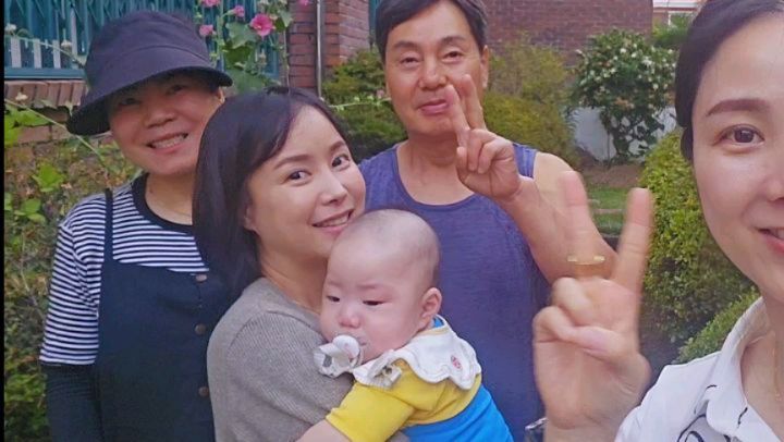 마당에 🌺꽃 이뻐서 다 불러냄.❤️👨‍👩‍👧‍👧👶🏻❤️

🎂염여사 생일잔치 참석안하면 큰일남..🎂
((5시마감하고 달려옴..🙄))
생일축하해 엄망 ❤️ 로지랑 난 왜 아들 처럼 나왔지..
