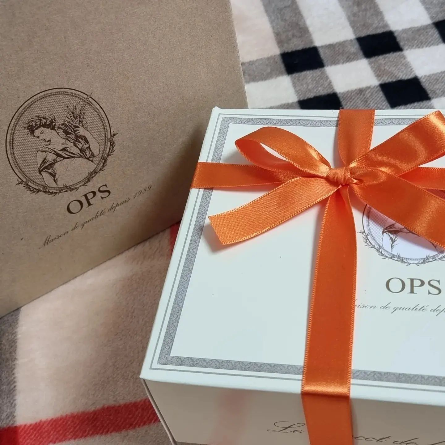 #협찬 옵스하면 빵이죠! 옵스에는 다양하고 맛있는 빵이 많은데요~ 그중에서도 겨울철에 어울리는 빵이 있는데 그것이 바로 슈톨렌이라는 빵이에요. 선물용으로도 파티용으로도 쓰이는데 슈톨렌은 예수 그리스도를 보자기로 싼 모습에, 그리스도 탄생을 축하의 메세지를 담겨져 있는 빵이라고 생각하시면 될것 같네요~ 슈톨렌은 다른 일반 빵과 달리 1주일 숙성을 시키면 맛과 향이 더 올라와서 보존기간 1개월이상 유지 할 수도 있다네요~ 분위기도 내고 빵도 먹고 이런 의미좋은 슈톨렌이면 좋겠네요

#옵스 #OPS #옵스쇼핑몰 #옵스베이커리 #부산옵스 #옵스 #슈톨렌 #쥬드레장 #빵택배 #디저트택배