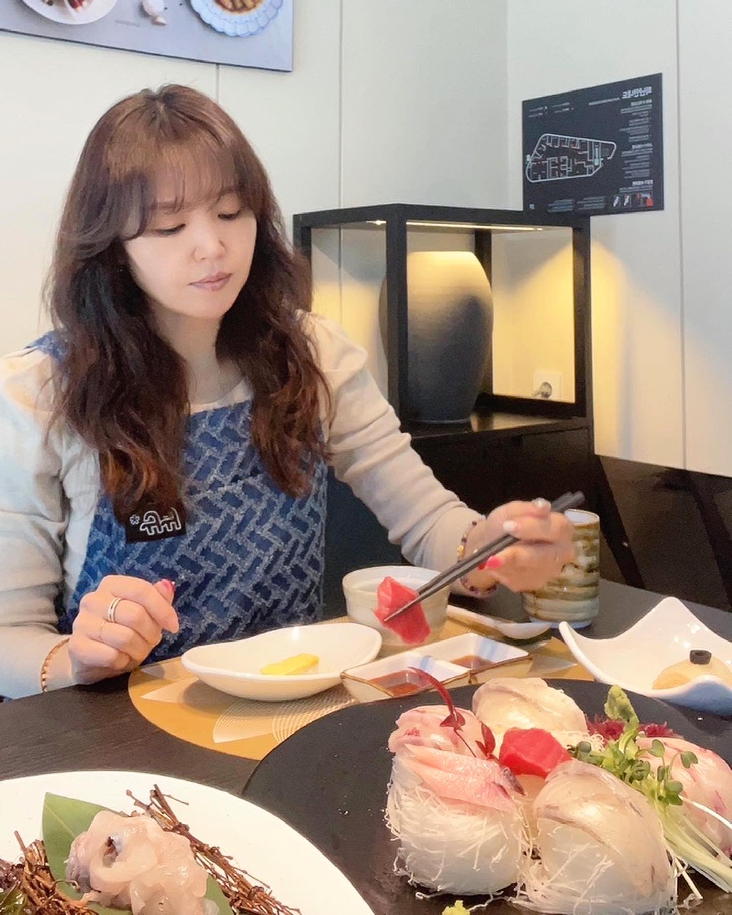한,중,일식이 한곳에 모여있는 세종시 대표 외식명소 #SFG푸드빌리지세종
들어가는 입구부터 분위기 완전 좋고
룸으로 되어 있는 공간이라 가족외식 , 상견례장소 이용하기도
완전 좋은곳이더라 ~~~
 
친구랑 점심 먹으러 #긴자일식 들렀는데
런치정식하니 코스로 나와주는 다양한 요리에
가격까지 완전 착해서 엄지척 날려주고 왔어
매일 아침 신선한 제철 재료를 명인들의 손길을 거쳐 만들어서 그런지
신선하고 정성이 가득 담겨서 더욱 맛있었던 #세종일식 맛집 긴자
 
매생이죽부터 에피타이저, 사시미, 튀김
어느하나 빠지지 않았던 #세종일식코스
 
분위기에 한번 반하고
서비스에 두번 반하고
음식맛에 세번 반하고 온 긴자세종
 
#세종맛집 제대로 가고 싶다면 꼭 들러보길 추천해 !!
_

주소 : 세종 다솜로 50 중흥S클래스 센텀뷰상가 B동
전화번호 : 044-868-5206
운영시간 : 11:30~22:00
sfg.ginza_official
_

#세종일식추천 #세종코스요리 #세종회식 #세종시맛집추천 #세종외식 #SFG긴자 #SFG세종푸드빌리지  #SFG푸드빌리지 #세종푸드빌리지 #세종일식코스 #세종코스요리#세종맛집 #세종외식