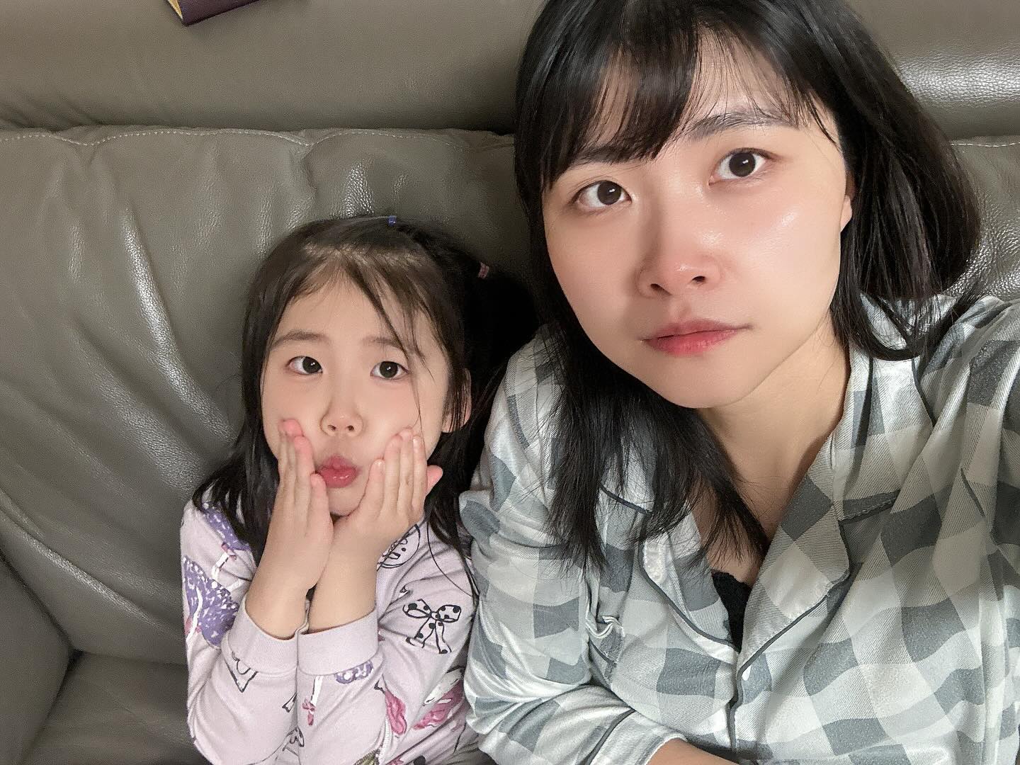 긴머리를 잘랐다…
저번에 히피펌 한 머리가 
자라면서 다 끊긴다고..
더 짧아진다는거 조금씩 길러서 오라고
요즘 머리 자르는데 비싸…😩
.
.
.
#다린이네미용실💇🏻‍♂️ 갈걸 ㅋㅋㅋ
#당분간긴머리안녕👋