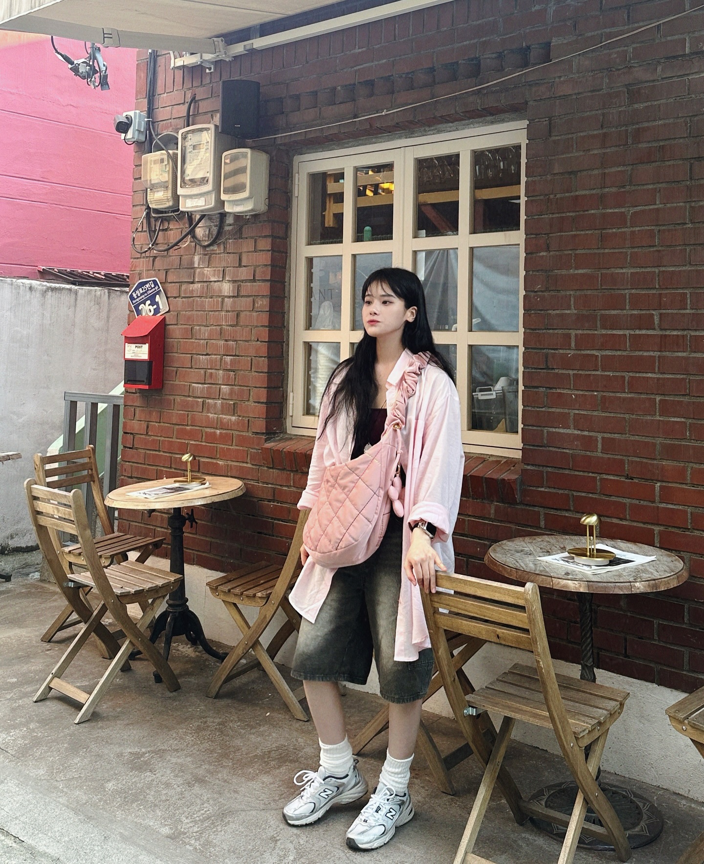 #광고 pollenstore.kr 

보부상백 러버인데 실물 보자마자 찐으로 반해버린 가방,,🫶🏻
폴렌 브랜드의 제니 백인데 사이즈가 다양하더라구요？! 

그중에 저는 라지로 택 ! 근데 귀여운 꽃 모양 키링도 함께 주셨오요 🥹
가방이랑 키링세트 너무예뽀,,

가방 양 사이드에 스트링으로 조절에서 크로스겸 숄더백으로 활용 할 수
있고 생활방수면으로 코팅되어있어서 비오는날도 들고 나가도 되겠쥬 🥹

그리고 핑크색 색감이랑 광택이 은은하게 있는게 진짜 말모,,퀄팅 디자인의 유니크함과 사계절 내내 들고 다니기 좋은 이 가방추천 🩷
