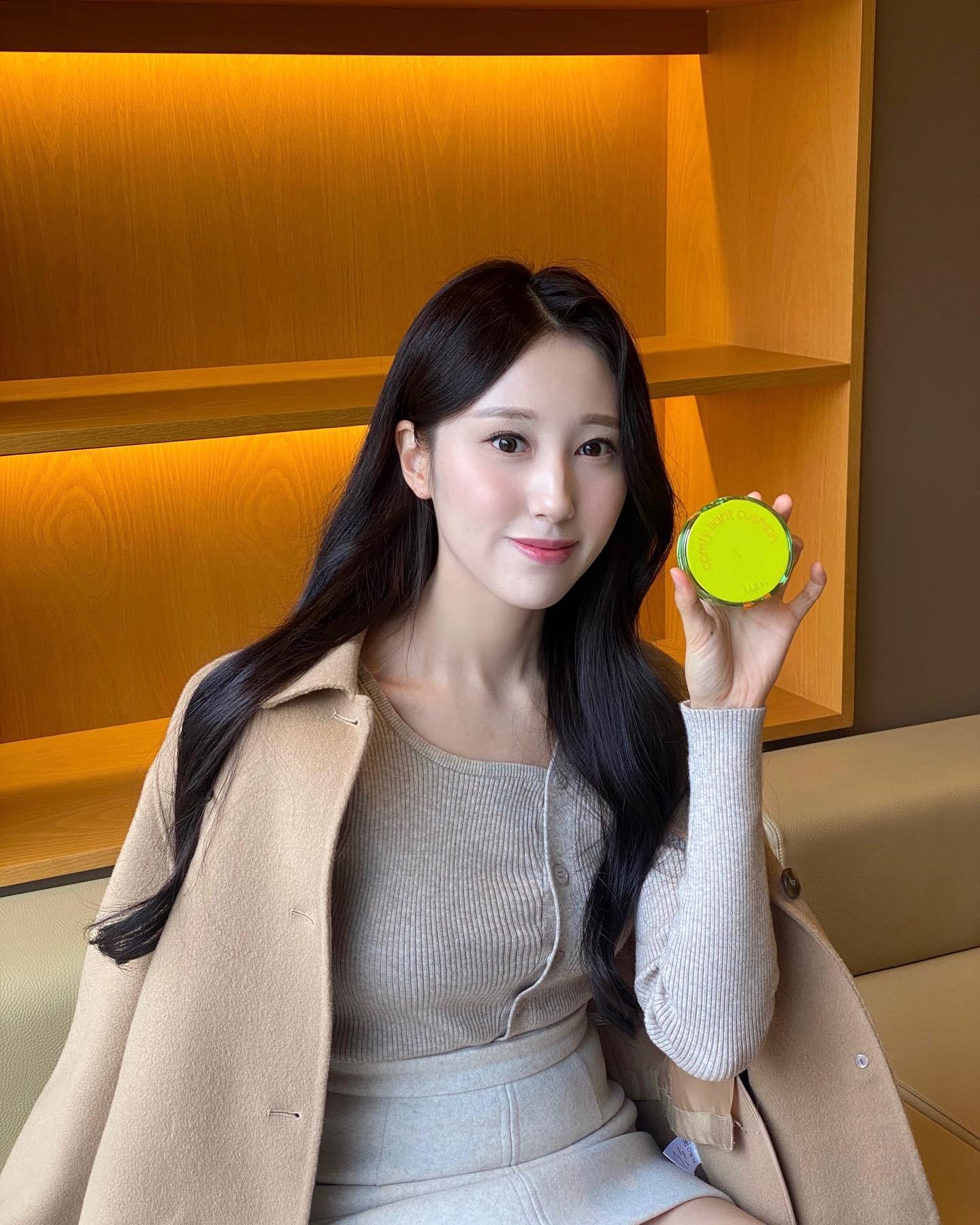 #광고

인님들 안녕하세요 🙆🏻‍♀️
요즘 제가 매일 들고다니는 상큼하고 귀여운 팩트🍏 소개해 드려요 

💚루나 컴피 라이트 쿠션

☑️텁텁함 없는 맑은 생기 글로우
☑️모공 요철 커버
☑️얇고 가벼워 레이어링에 적합
☑️속건조, 다크닝, 뭉침 제로

외출 준비 시 화장할 때가 가장 바쁘고 정신없는 거 같아요🥲

요 팩트는 대충 두드려도 맑고 예쁜 피부 표현이 완성된답니다 ..! 바쁜 현대인들에게 왕 추천🙋🏻‍♀️필수템🙋🏻‍♀️

모공과 요철을 섬세하게 커버해 주어서원래 피부미인 인척 가능해욤,,💟

겨울철에는 특히 건조해서 두껍고 텁텁한 피부표현이 되기 쉬운데요

루나 컴피 라이트 쿠션은 얇게 피부에 착 밀착돼서 얇은 레이어링이 편하더라고요

요즘 아이돌의 텁텁함 없이 맑게 차오르는 생기 글로우로 예쁜 피부 표현이 가능 하다는 사실.. 🫢

굴곡이 있는 금손퍼프로 좁은 눈가나 코옆도 쉽게 커버 가능하답니다🤍

다크닝, 속건조, 뭉침도 없어서 자연스러운 윤광이 하루종일 〰️
나만 쓰고싶은 쿠션! 살짝쿵 공유하기🫶🏻

Thx to luna_makeup_official 

#루나 #컴피라이트 #컴피라이트쿠션 #맑은결쿠션 #루나쿠션 #아이돌쿠션 #금손퍼프 #쿠션추천 #올리브영쿠션