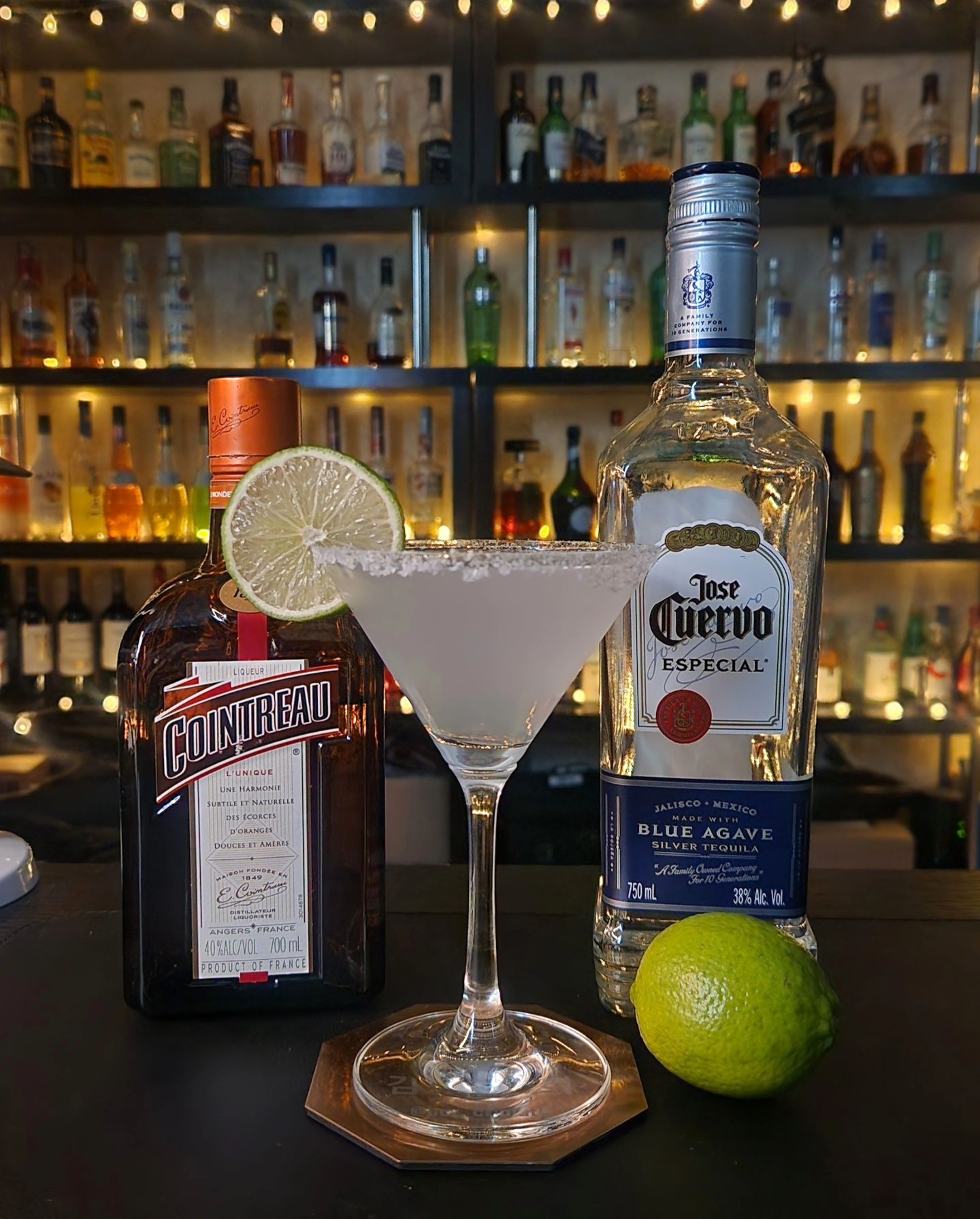 Margarita

Silver Tequila  2oz 
Cointreau  1oz
Fresh Lime Juice  0.5oz

술은 어떤 기분에, 어떤 마음으로 마시냐에 따라 그 맛과 즐거움이 달라지는 것 같습니다.

작년 겨울 제 인생에 큰 의미로 다가온 칵테일입니다. 개인적으로 힘들었던 어느날 데킬라를 많이 마시고, 몇일 뒤 그 데킬라로 만든 마가리타를 먹었습니다. 분명 많이 썼던 데킬라가 정말 맛있는 맛으로 변신해있었고, 그 칵테일이 원동력이 되어 동기부여를 받았습니다. 요즘도 그 바텐더분이 만들어주는 마가리타를 즐기고 있습니다.

베이스술, 오렌지술, 라임이라는 실패없는 칵테일 조합의 데킬라 버전입니다. 글라스 바깥부분에 라임즙을 뭍인 후 소금을 리밍해주었습니다. 원래는 짠 맛을 담당하지만 마가리타만 먹으면 소금이 달달해지는게 맘에듭니다. 산미가 강한게 불호라 이번에도 라임즙의 비율을 줄였습니다. 

#margarita #margaritacocktail #margaritarecipes #cocktailgram #Josecuervo #josecuervosilver #cointreau #lime #hometending #bartender #homebar #dailygram #마가리타 #홈바 #홈텐딩 #바텐더 #칵테일 #칵테일레시피 #칵테일추천 #데킬라 #호세쿠엘보 #칵테일바 #자취방 #자취방꾸미기 #원룸꾸미기 #술스타그램 #일상