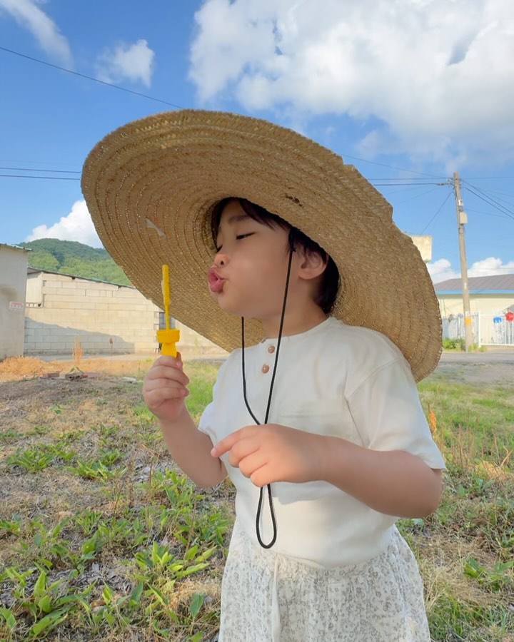 규화의 미리 맛보는 여름방학🍉
증조할머니네서 보리수열매까지
맘껏 만끽했다. 낭만 별거없찌😏⭐️