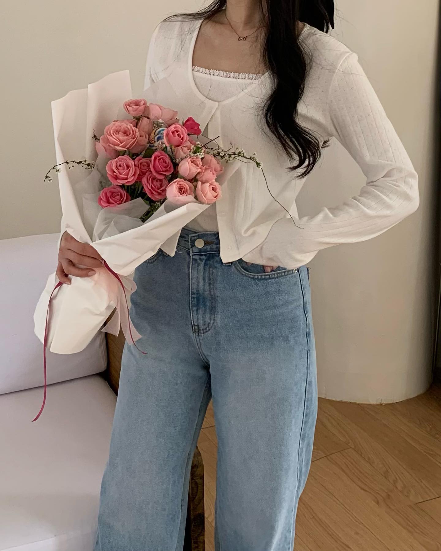 마켓 오픈 준비도 끝났으니 아끼는 착장 풀어보아요 🫧
나시 가디건 세트는 .. 설명하면 입아플 정도고..🫶🏻
요 데님이 진짜 편하거든요 ...????? 정말 데일리하게 툭 입기 좋은 팬츠예요! 무보정 핏 확인해주세요 ❤️✨