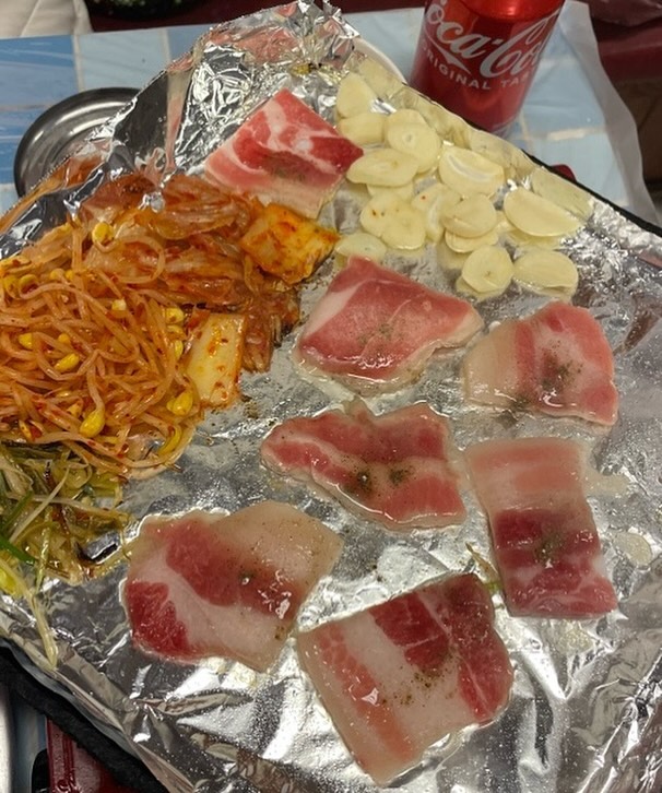 하아 #냉삼 땡긴다
#급랭삼겹살 후추 촤촤 뿌려서
상추 위에 깻잎 올리고 파재래기 올리고 
한 입에 먹고 참소주 한 잔 딱..!!
마~ 끝난다.. 하아… 냉삼 더 땡기네 ㅠㅡㅠ

포항에 #욱이네식당 문덕에도 있고 
영일대에도 있길래 아따~ 야들 자신있나? 켔는데 
마~ 그럴만하네.. #욱이네식당영일대점 싸라인네~👍
#영일대삼겹살맛집 #영일대맛집 #엄마흡족