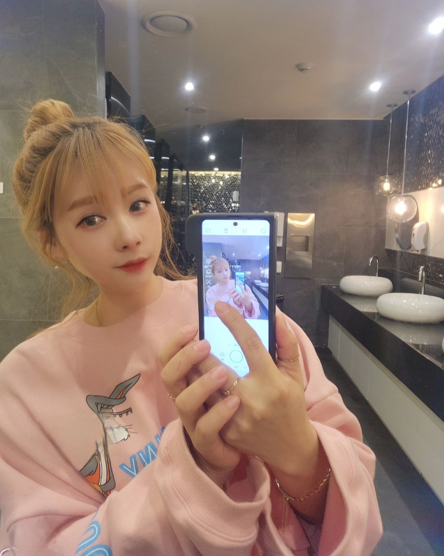 친언니가 매장에 왔다.😆

언니가 밥도 안먹어서 나는 언니를 써브웨이를 이끌어 데꾸갔다

역시ㅋㅋㅋ 사줄지알았다ㅋㅋㅋ 푸하하하 성공햇어ㅋㅋ

풀드포크바비큐하나와 쉬림프 에그마요 랩 두개
사진은 없다..
다먹고나서 사진안찍은지..알앗던 나

맛잇게 잘먹었어 언니😍

#써브웨이 #풀드포크바비큐 #행사중이라고한다 #셋트가격단품가격 #쉬림프에그마요랩 #먹방