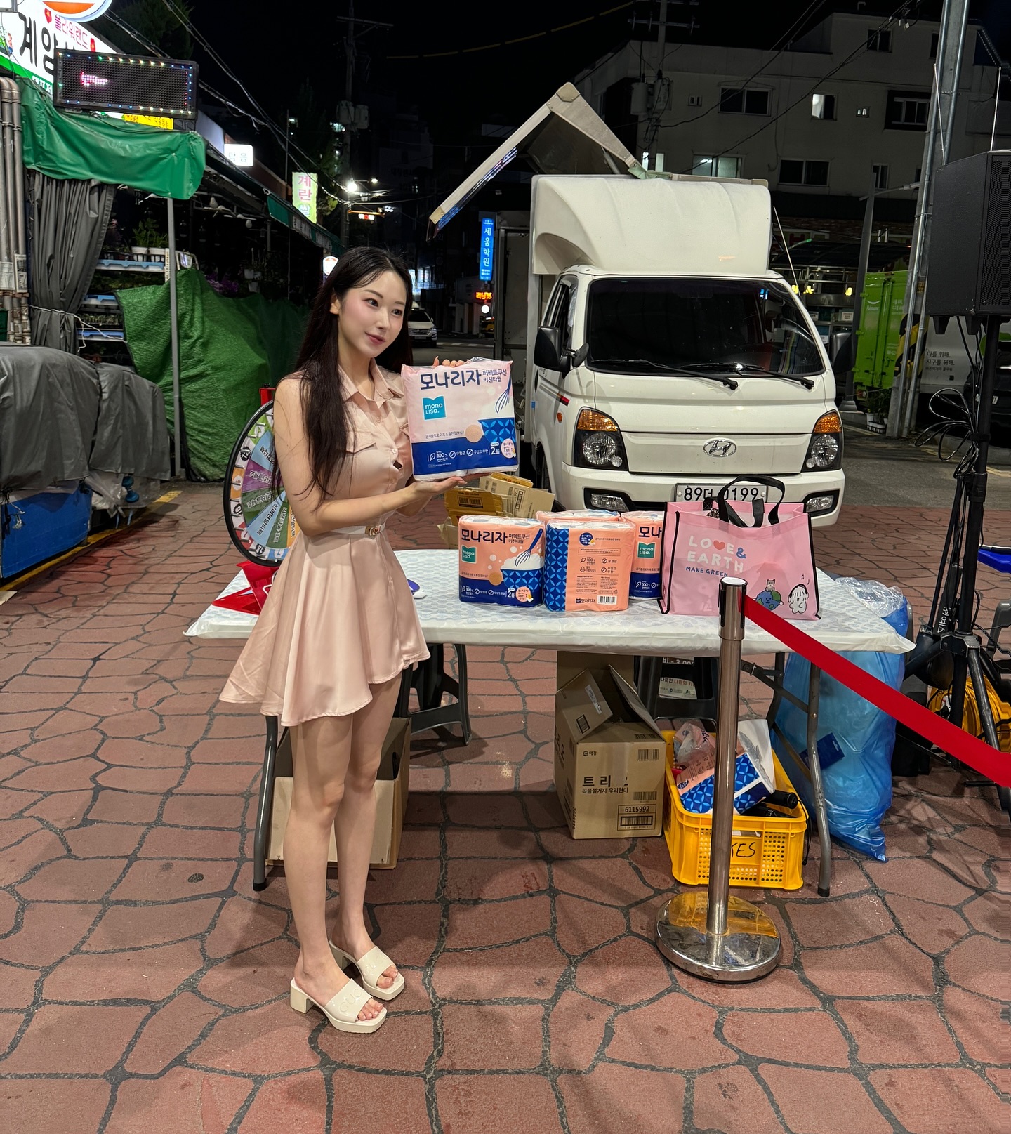 계양산 전통시장 홍보대사 벨라! 
야시장을 방문했는데요~
오랫만에 시장에서 파는 길거리 음식도 냠냠하구
흥나는 노래들으면서  이벤트도 참여했답니당!
참여하시는 시민분들이 짱많아서 
더더 재미있고 핫했던 계양산 나들이 성공🩷👻
#광고 #프리랜서모델 #계양산 #계양산전통시장 #온누리상품권 #전통시장활성화 #인천전통시장 #야시장투어 #인천핫플레이스