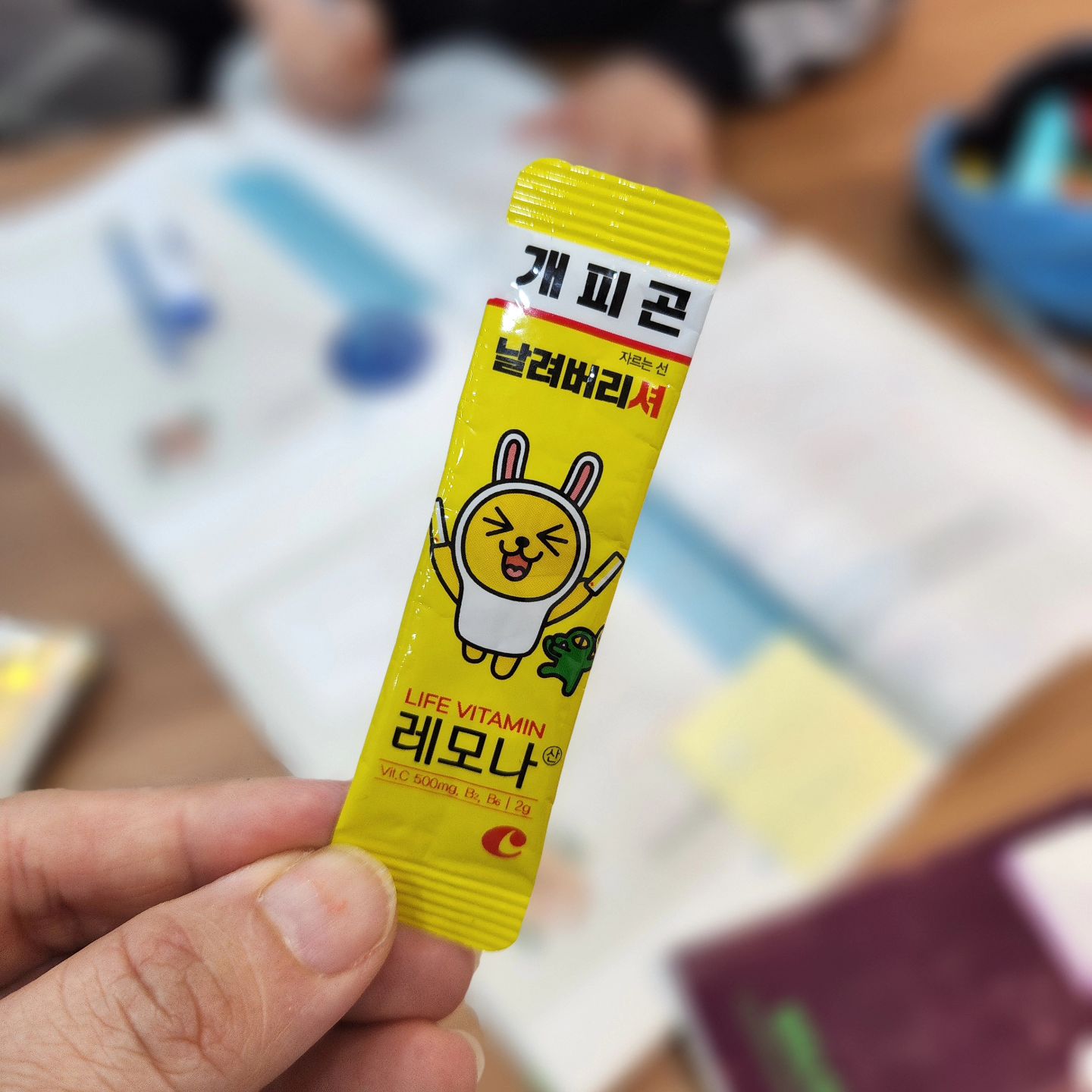 시험이 다끝났다.
후폭풍으로  피로감이 쓰나미처럼 몰려온다.

지완이가 수업전 비타민 하나씩 나눠줬다.
나는 비타민 한통이 필요하다! 🤣
.
.
#개피곤 #피로야가라 #토요일수업 #고3수업 
#레모나 #vitamin #비타민 #집가서쉬자 #오늘저녁뭐먹지