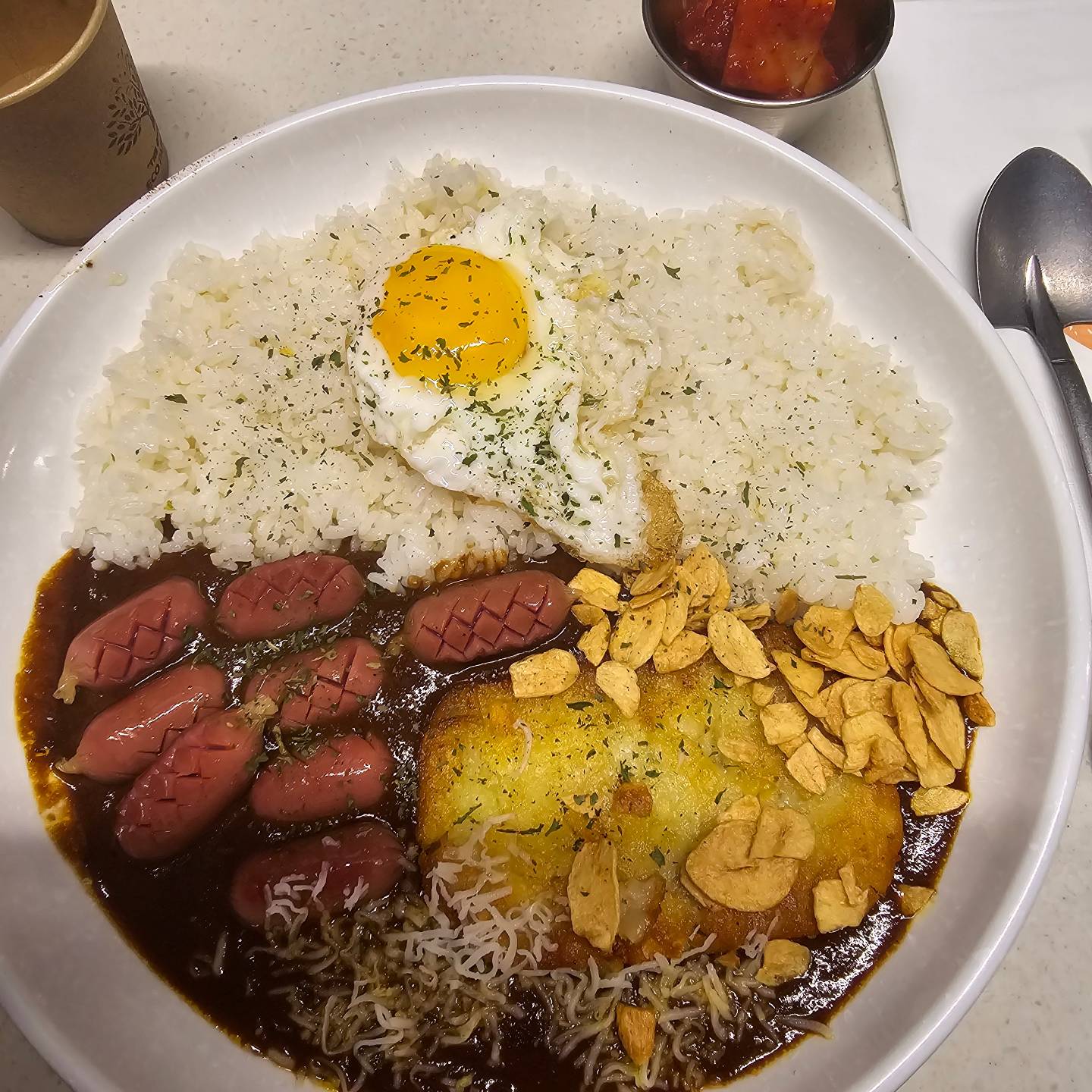 일본식 과일카레 전문점을 소개합니다
이름하야 커리하우스 도토리
망원역 찐맛집인거 확인했습니다
그냥 단순한 토핑카레가 아니더라구요
그냥 쭌맛탱 그잡채
특히 탱글한 비엔나와의 궁합이
장난이 아닙니다
저 커리색을 보세요
맛이 없을수가 없는 비주얼입니다
국가권력급 카레맛집 킹정

#망원동맛집 #합정역맛집 #망원역맛집 #리뷰노트 #커리하우스도토리 #협찬