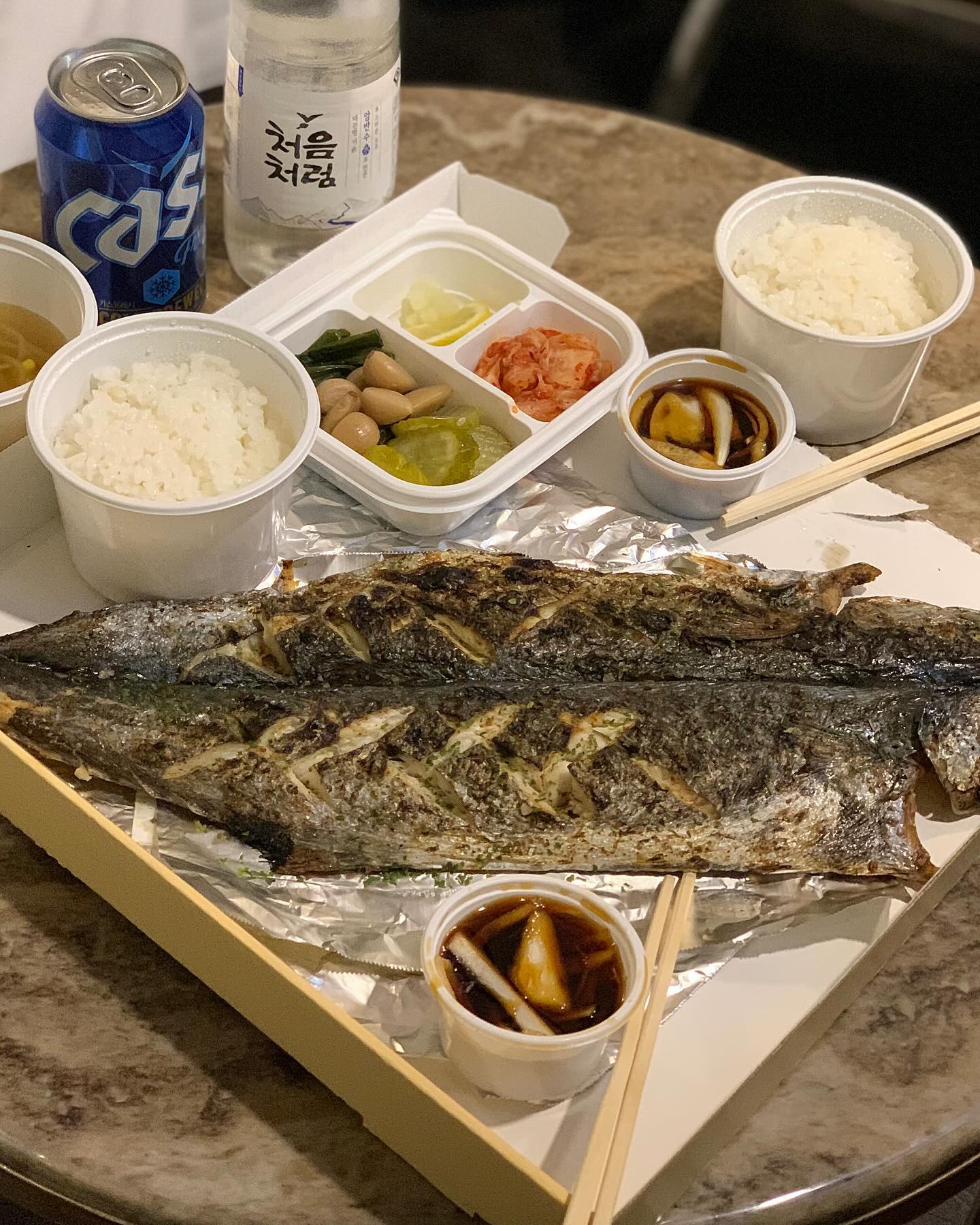 #명일 #까시

사진첩 정리하다가 한참 빠졌었던 #까시 발견
포장은 처음인데 식어도 맛있더라… 피자박스에 넣어주시는데 매일 sold out 이었던 #메가삼치구이 드디어 성공함!
술안주로 최고인 삼치구이 안 먹어본 사람 없게 해주세요…

📍 서울 강동구 고덕로38길 62 1층
💸 특 메가삼치구이 27,000원

#술꾼돼지_명일 #명일역맛집 #명일맛집 #명일동맛집 #명일까시 #까시 #생선구이 #삼치구이 #일상 #daily #소통 #선팔 #맞팔 #먹스타 #먹스타그램 #맛스타그램 #술스타그램 #먹방 #존맛 #JMT #food