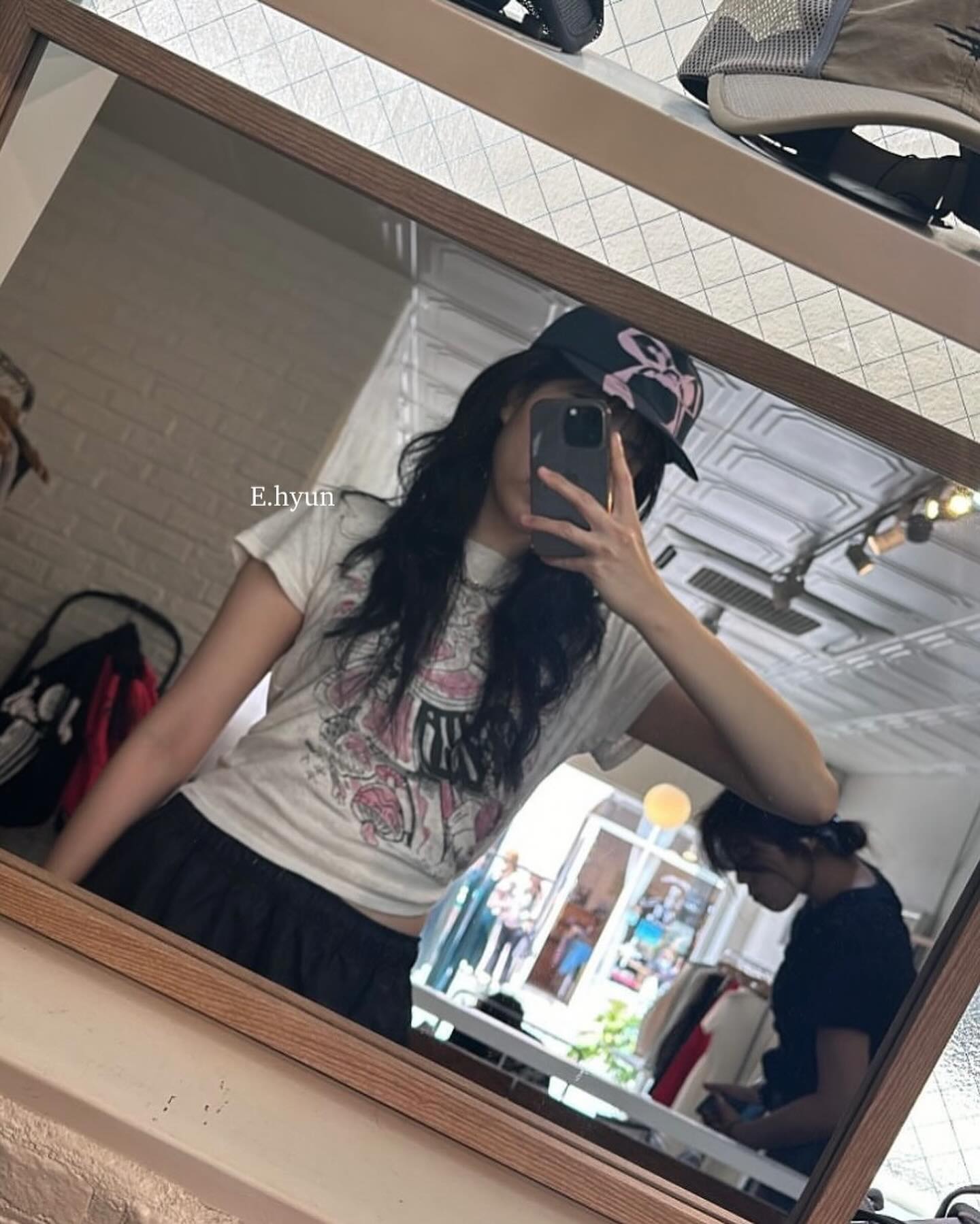 안녕하세요 이현 디자이너입니다 ! ♡

젤리펌보단 흐르는 느낌, 샌드펌보단 컬감 있게 원하셨던 !
고객님의 후기사진 ♡ﾟ･｡

젤리 + 샌드펌 스타일로 뿌리에서부터 볼륨감 가득하게 🫧

다가오는 여름철 가벼운 허쉬레이어드컷에 추천하는 펌이에요 ☁️
흐르는 컬감이 완전 매력적인 디자인입니다 👀

. ˚
* * 　　　 ⊹ ˚ .    　　.
⊹ · ✧ 　　　*    *
. 　　 ⊹ ✦ 　 ✵ 　　　　　*
* .　 ·
. 　 　 *
.
▫️ 첫방문 할인 이벤트 진행 중
▫️ 네이버 예약 시 세트 메뉴 10% 할인 

#대구미용실 #죽전동미용실 #달서구미용실 #로이드밤죽전점 #대구레이어드컷 #대구레이어드펌